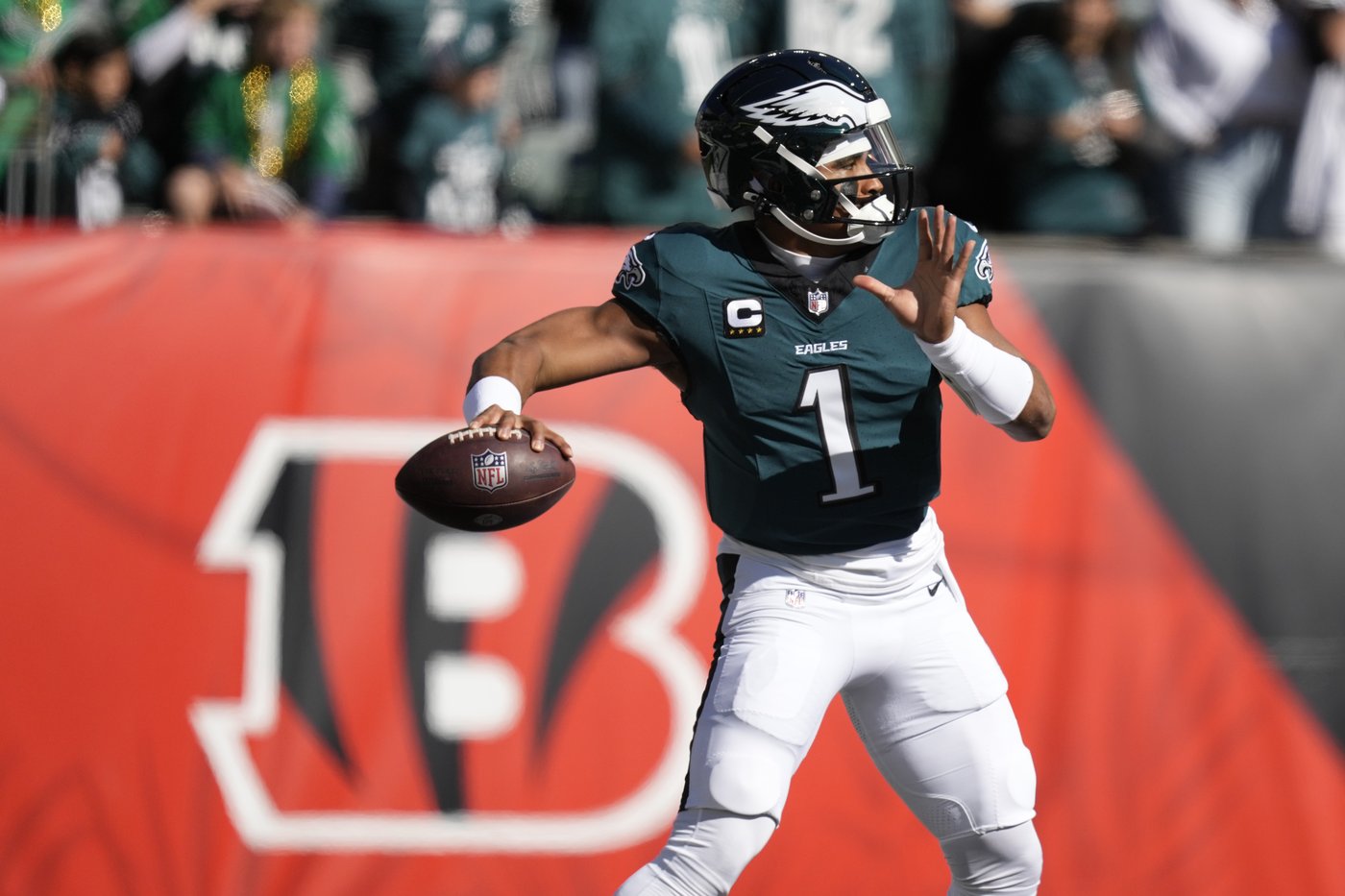 Eagles QB Hurts' mismatched cleats and stout performance puts Bengals in knots | iNFOnews.ca Eagles QB Hurts' mismatched cleats and stout performance puts Bengals in knots | iNFOnews.ca