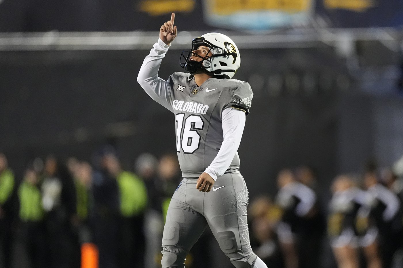 Shedeur Sanders, Travis Hunter help Colorado beat Cincinnati 34-23 to become bowl eligible | iNFOnews.ca