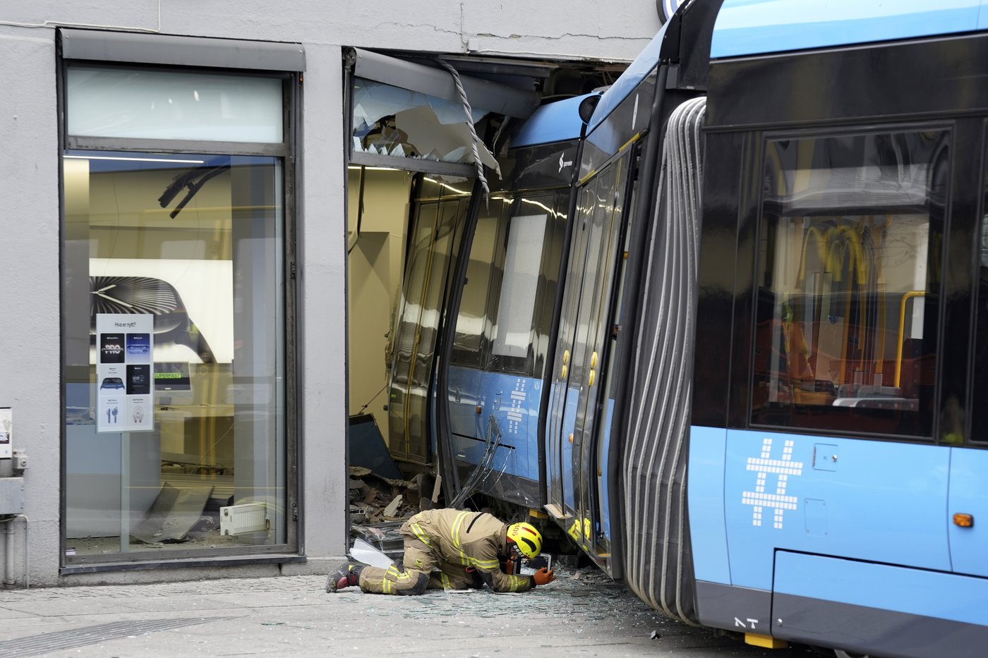 A tram derails and plows into a shop in the Norwegian capital but only 4 are lightly injured | iNFOnews.ca A tram derails and plows into a shop in the Norwegian capital but only 4 are lightly injured | iNFOnews.ca