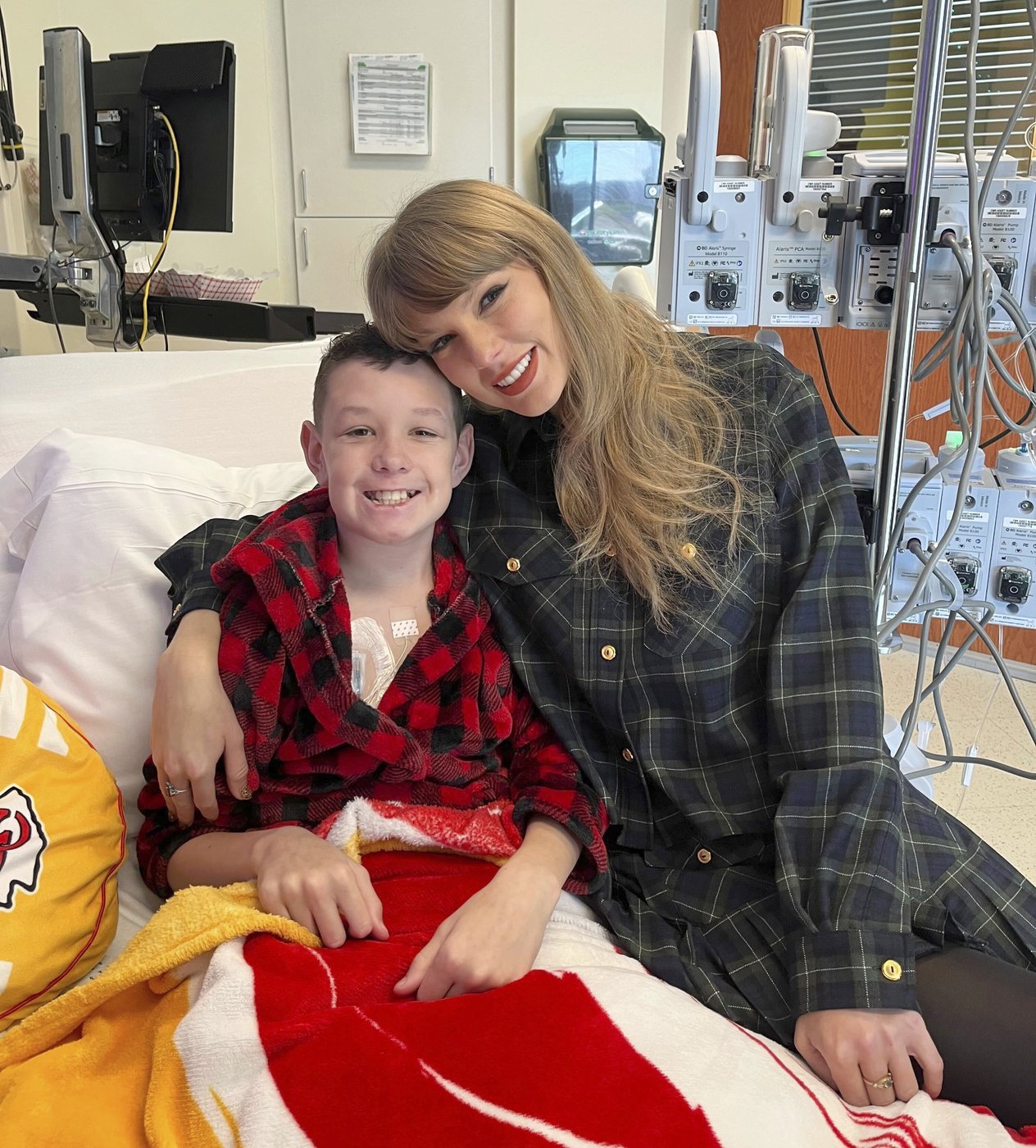 Taylor Swift makes surprise visit to Kansas City children's hospital | iNFOnews.ca Taylor Swift makes surprise visit to Kansas City children's hospital | iNFOnews.ca