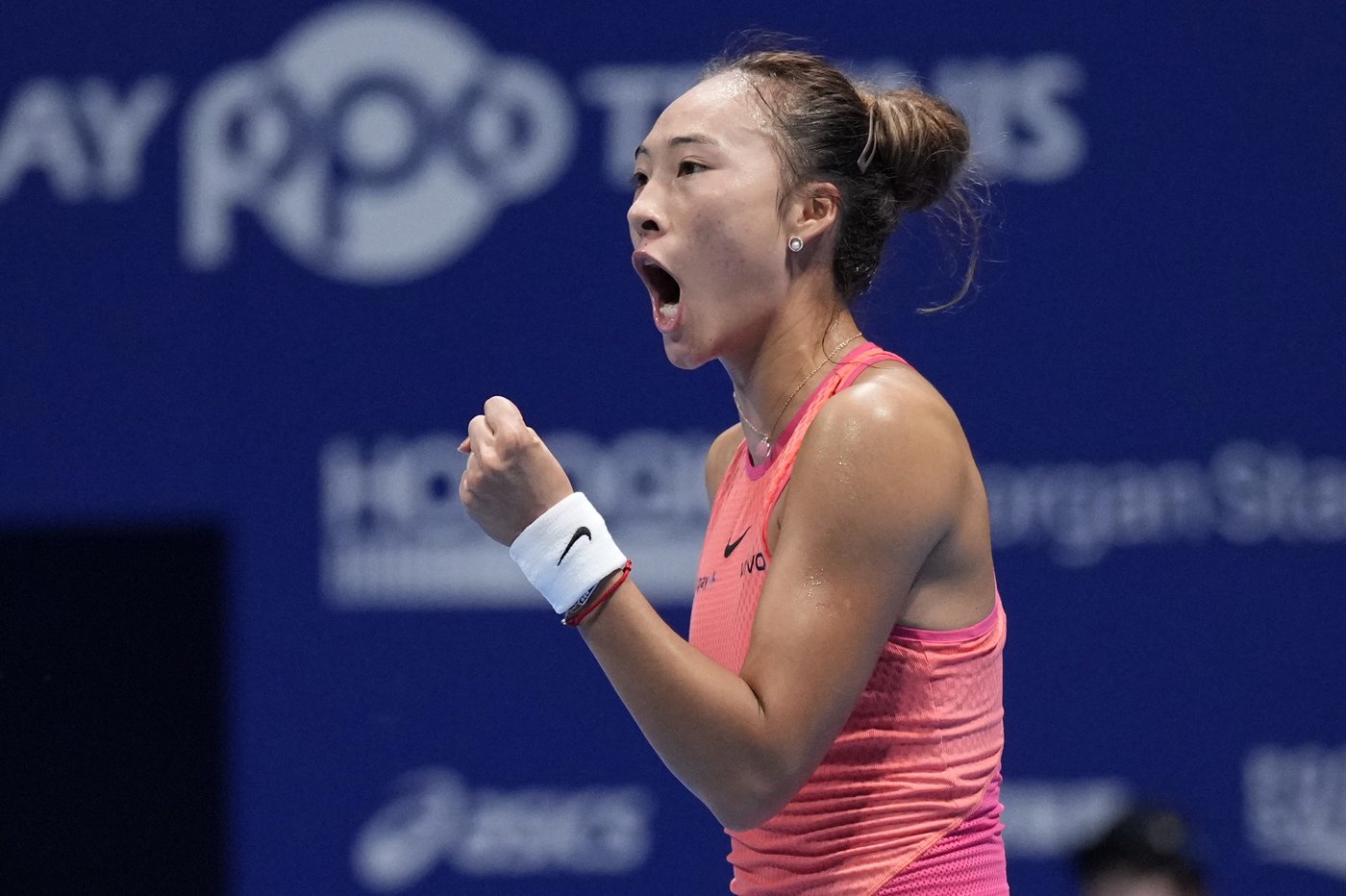 Zheng Qinwen defeats wild card Sofia Kenin to win in Tokyo and clinch WTA Finals berth | iNFOnews.ca