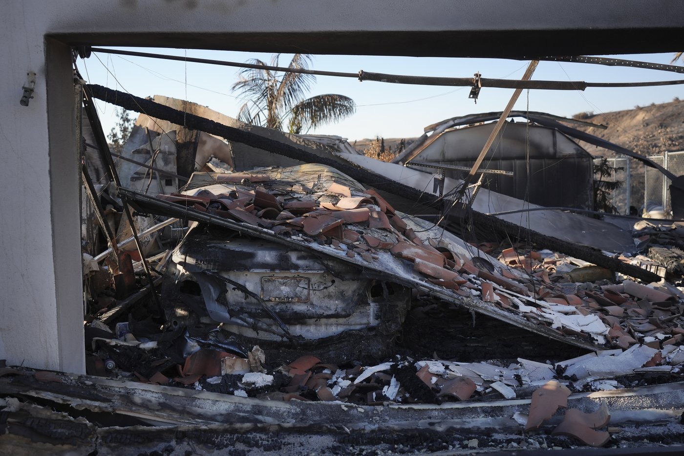 Southern California firefighters gain ground over wildfire thanks to decreased winds | iNFOnews.ca Southern California firefighters gain ground over wildfire thanks to decreased winds | iNFOnews.ca