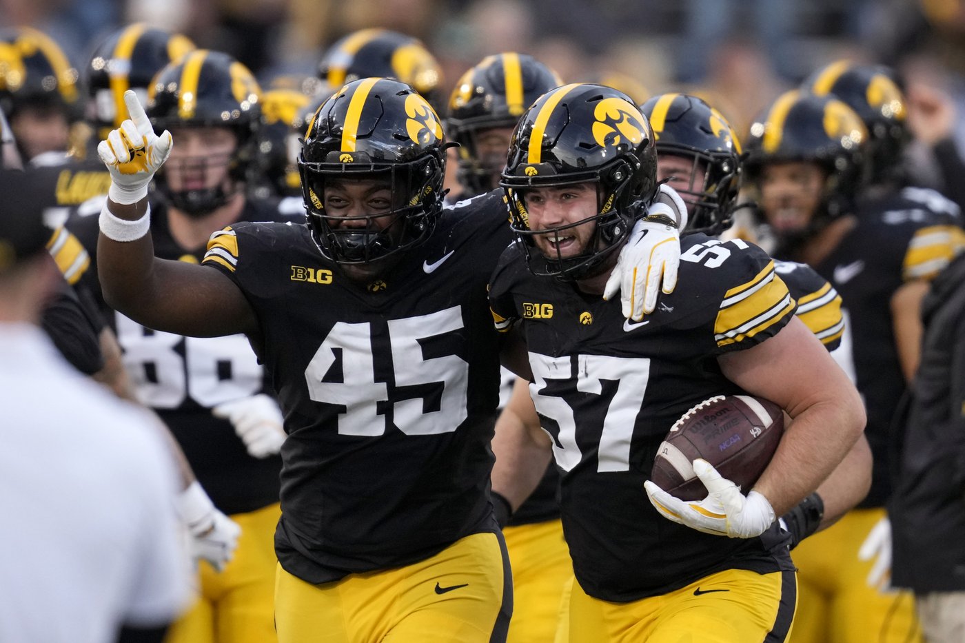 Wisconsin and Iowa meet with bowl eligibility on the line; Hawkeyes to start Brendan Sullivan at QB | iNFOnews.ca
