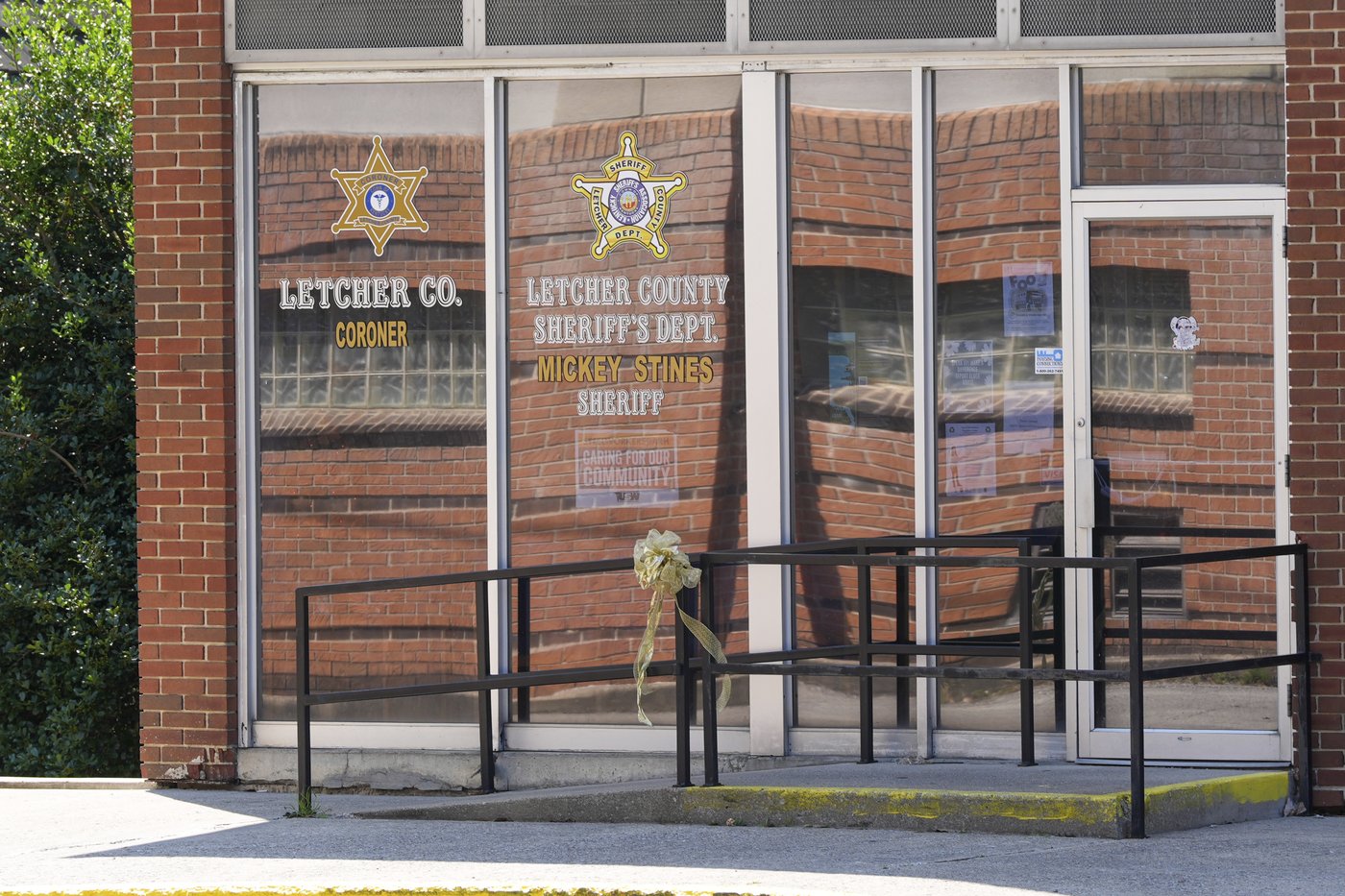 Tiny Kentucky town is rocked as their sheriff is jailed in the killing of a prominent judge | iNFOnews.ca