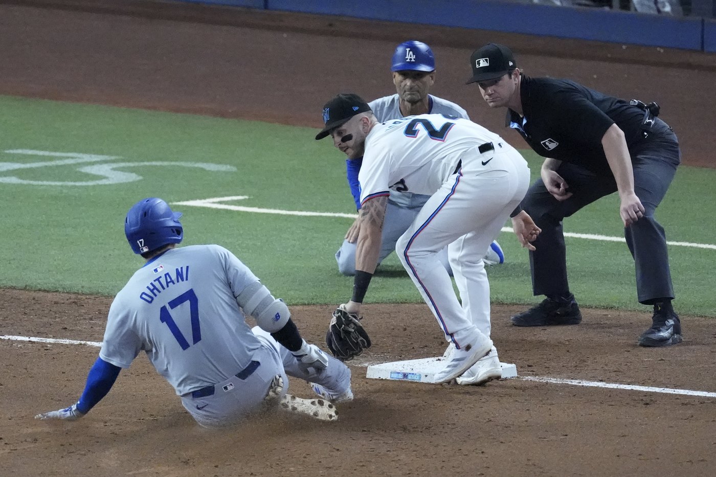 Dodgers clinch 12th straight playoff berth on Shohei Ohtani's historic night | iNFOnews.ca