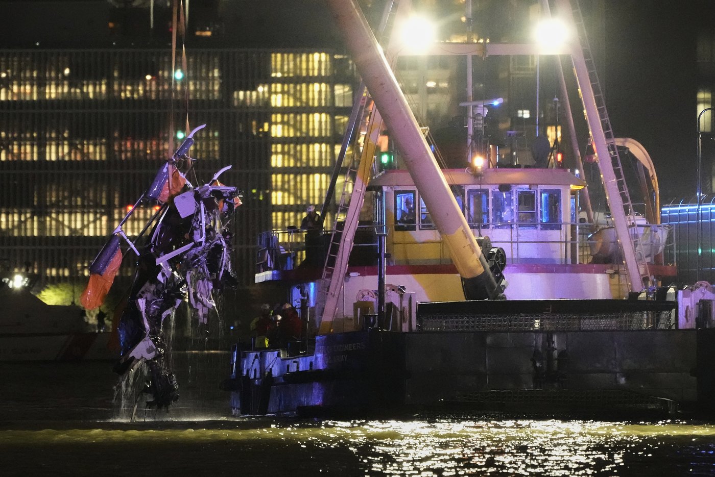 NYC sightseeing helicopter plunges into river, killing 6 including Spanish family and pilot | iNFOnews.ca