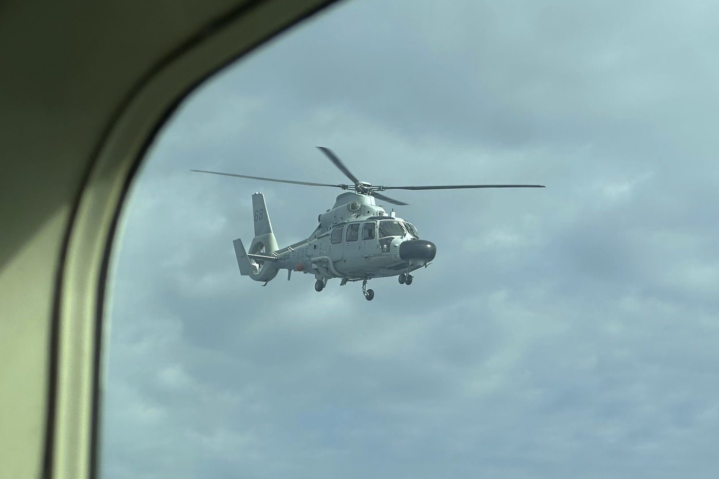Chinese navy helicopter flies within 10 feet of Philippine patrol plane over disputed shoal | iNFOnews.ca
