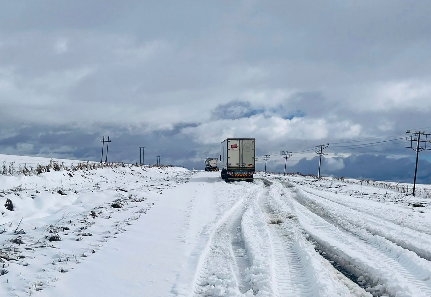 At least 7 people have died and schoolchildren were swept away as floods and snow hit South Africa | iNFOnews.ca At least 7 people have died and schoolchildren were swept away as floods and snow hit South Africa | iNFOnews.ca
