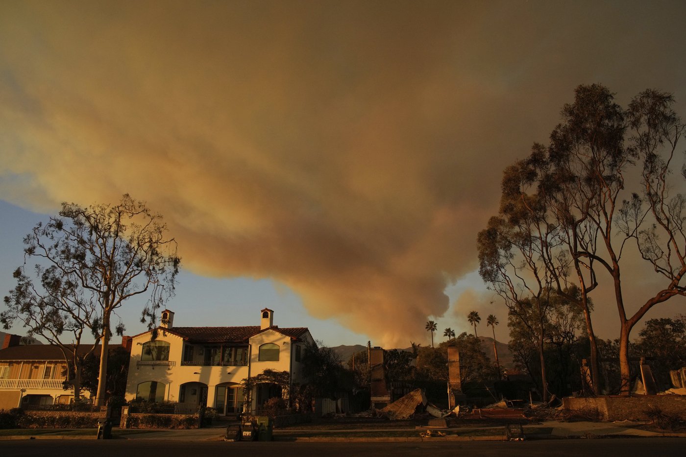 With their Los Angeles-area homes still smoldering, families return to search the ruins for memories | iNFOnews.ca With their Los Angeles-area homes still smoldering, families return to search the ruins for memories | iNFOnews.ca