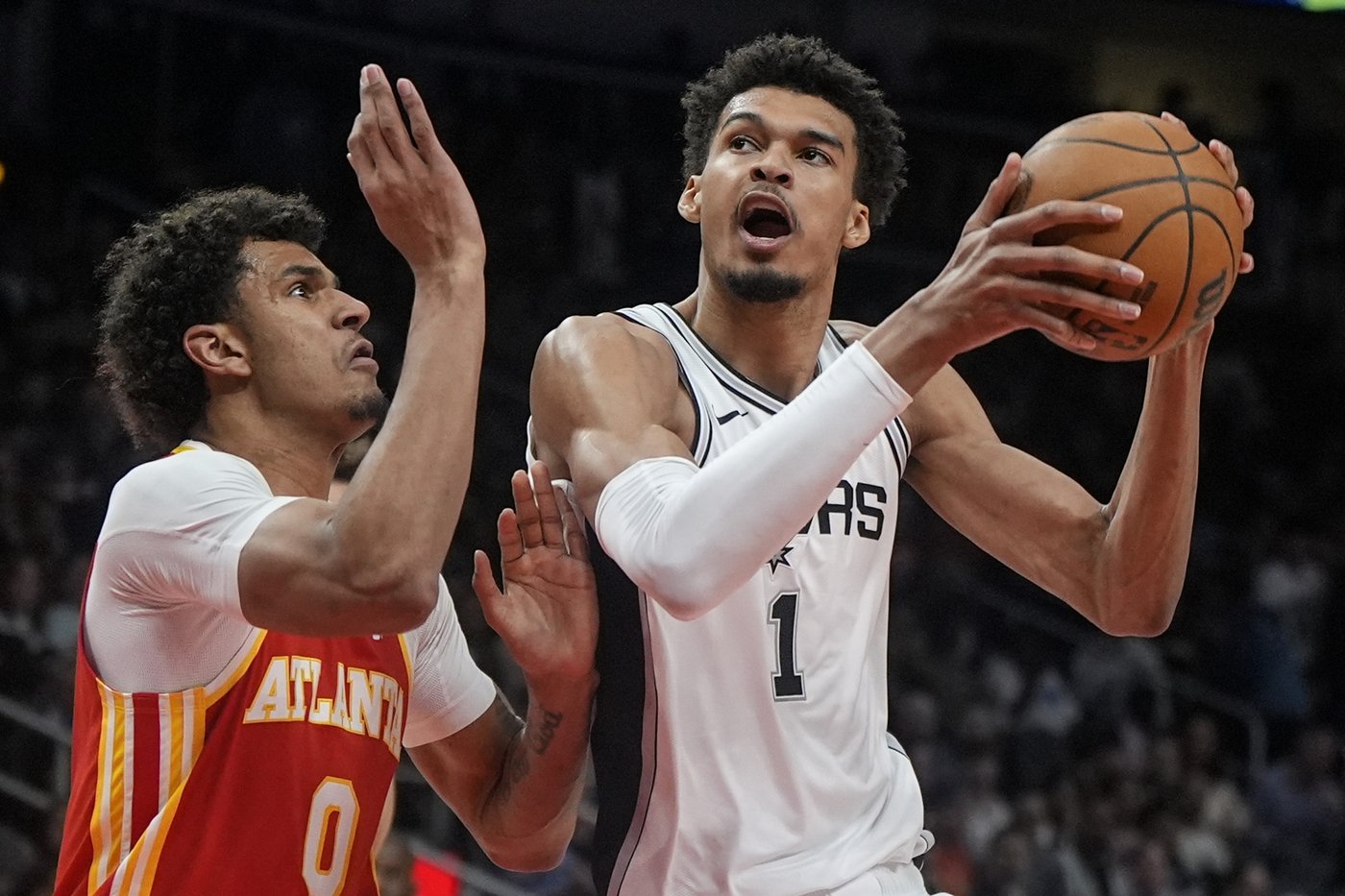 Wembanyama hits decisive free throw as Spurs hold off Hawks 126-125 in Fox's debut | iNFOnews.ca