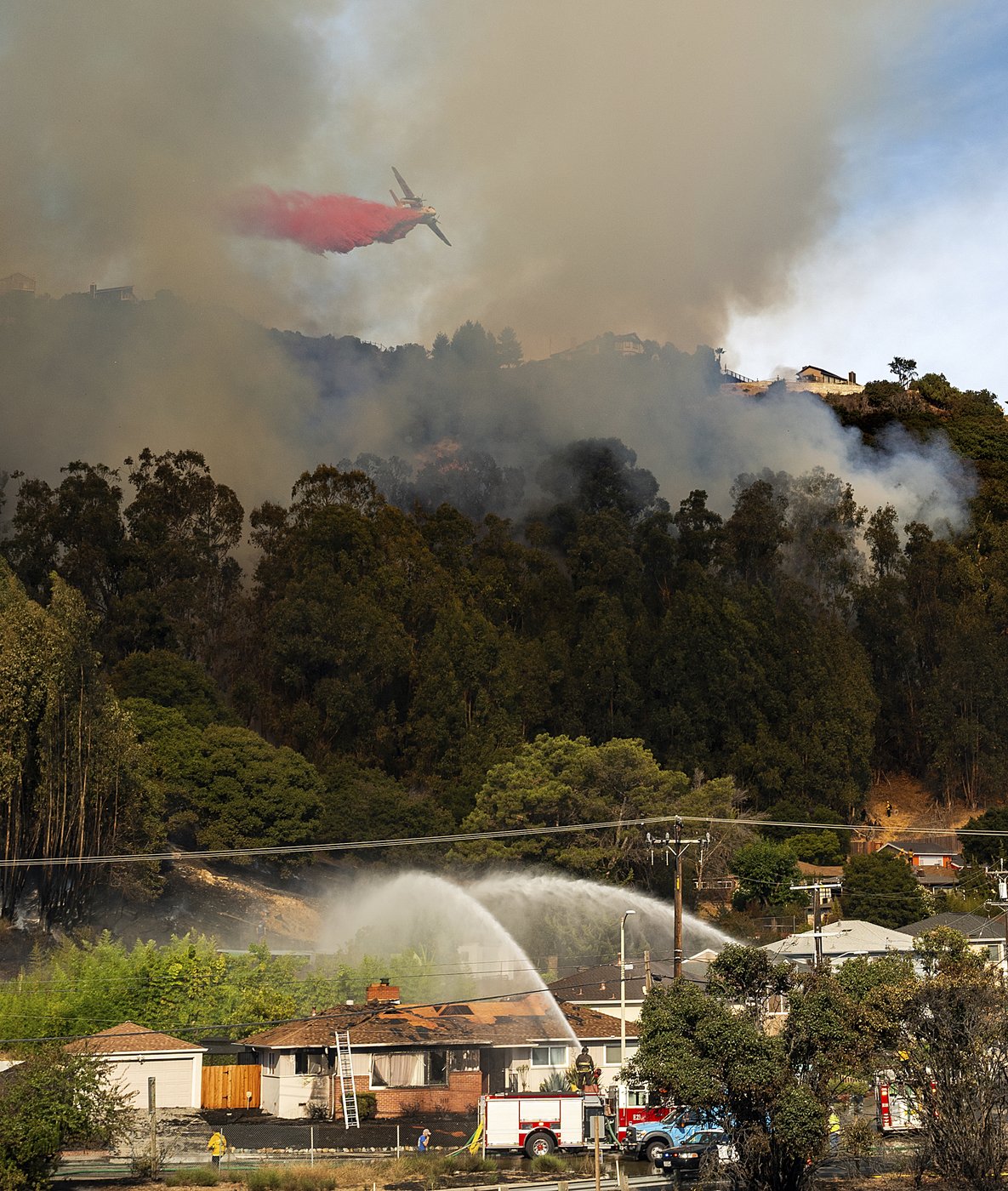 Calmer weather helps contain Oakland, California, fire that forced evacuations | iNFOnews.ca Calmer weather helps contain Oakland, California, fire that forced evacuations | iNFOnews.ca