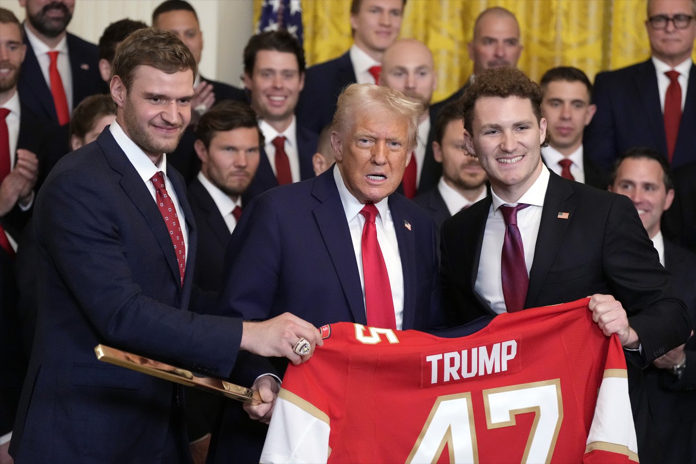 Trump sticks to hockey, avoids tariff talks during Stanley Cup champion Florida Panthers' visit | iNFOnews.ca