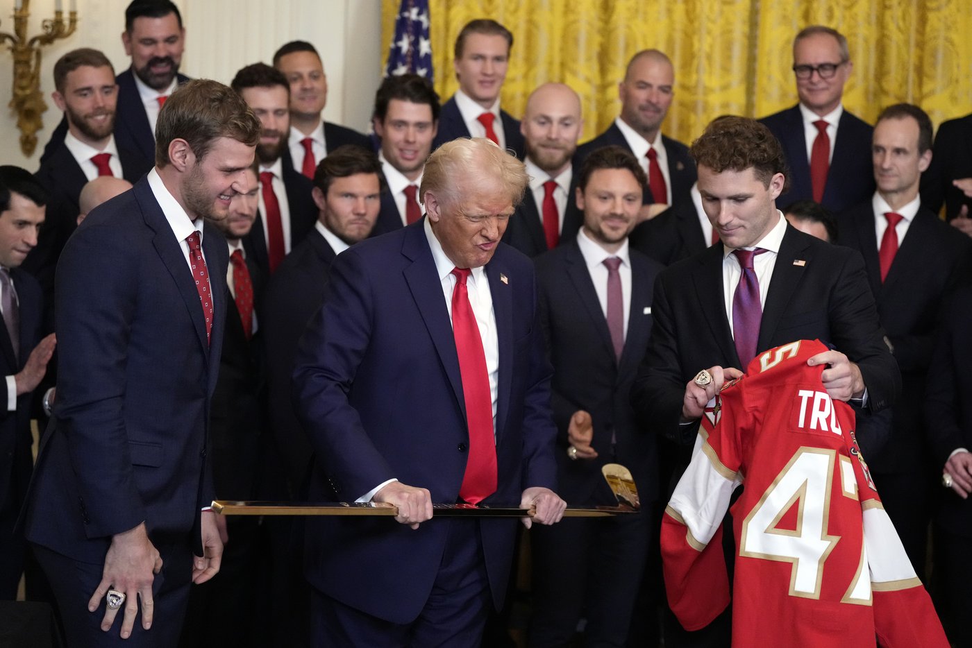 Trump sticks to hockey, avoids tariff talks during Stanley Cup champion Florida Panthers' visit | iNFOnews.ca