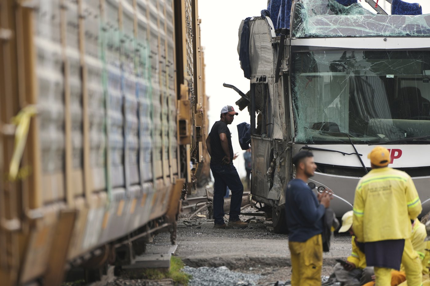 Workers' daily commute to Mexico City ends in tragedy in fatal train-bus collision | iNFOnews.ca