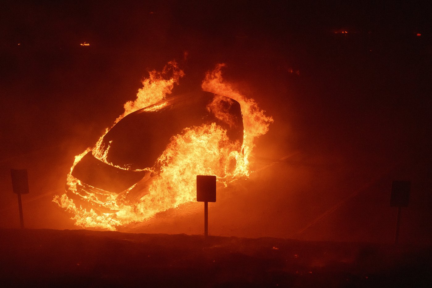 Celebrities and coastal residents flee from wind-driven wildfire in Malibu | iNFOnews.ca