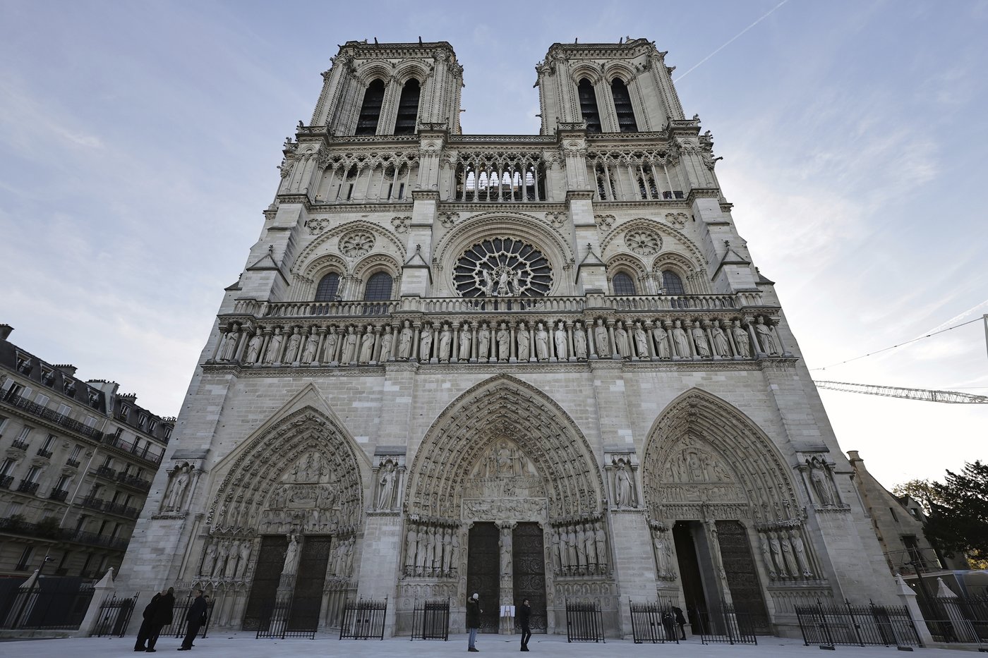 Notre Dame Cathedral unveils its new interior 5 years after devastating fire | iNFOnews.ca