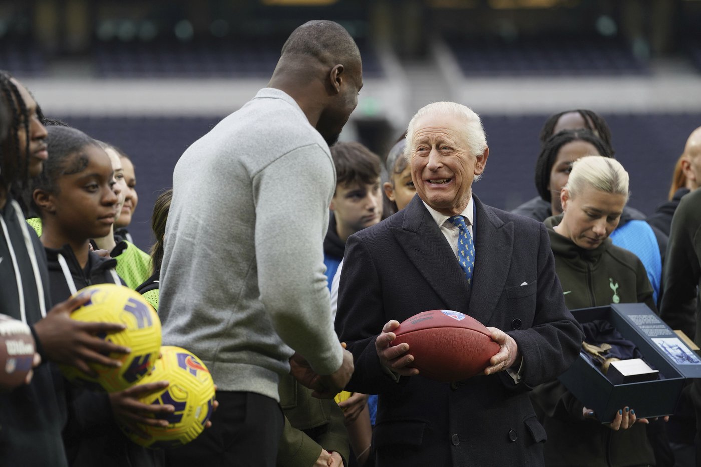 King Charles gets QB lesson at Tottenham Hotspur Stadium | iNFOnews.ca