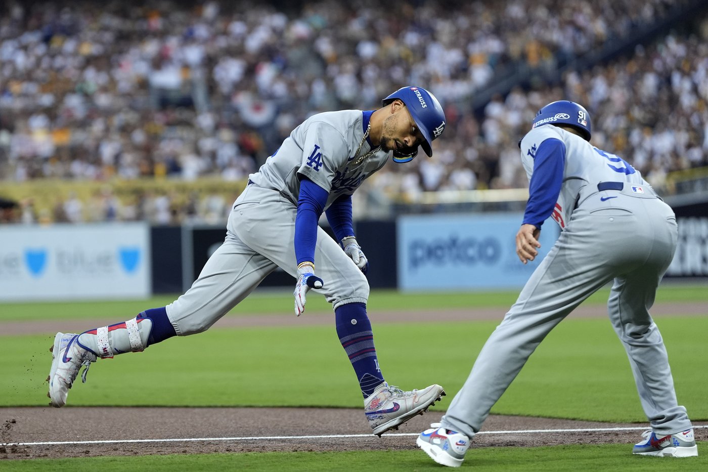 Betts homers to break slump but apparently thought he was robbed again by Profar | iNFOnews.ca Betts homers to break slump but apparently thought he was robbed again by Profar | iNFOnews.ca