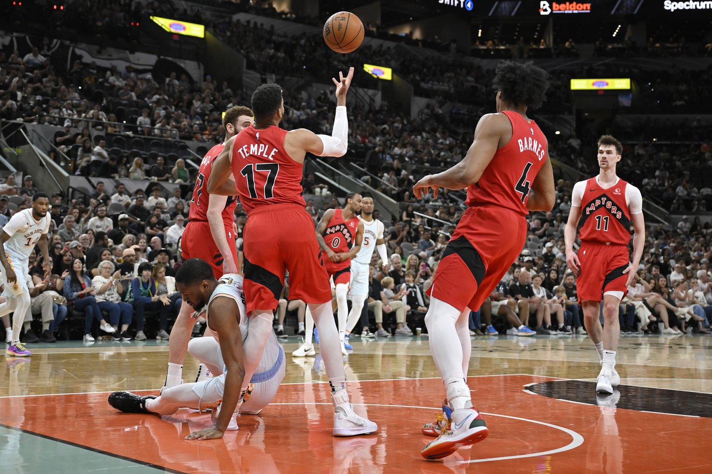 Spurs rally from a 22-point deficit to beat the Raptors 125-118 | iNFOnews.ca