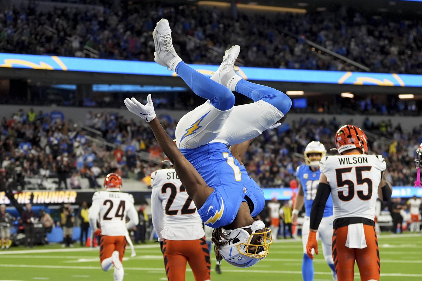 Chargers beat Bengals 34-27 on Dobbins' late TD after squandering 21-point lead | iNFOnews.ca