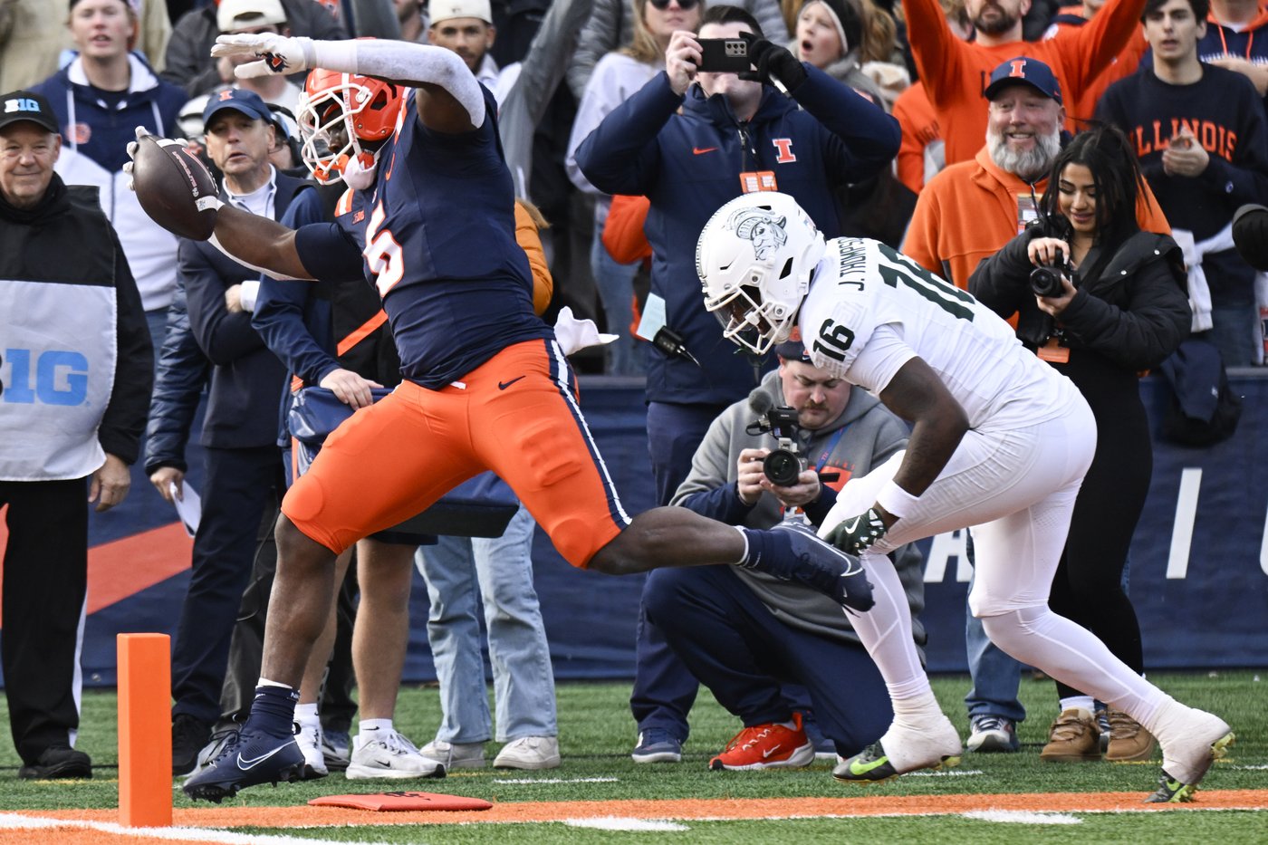 Josh McCray runs for three TDs to lead Illinois to a 38-16 win over slumping Michigan State | iNFOnews.ca