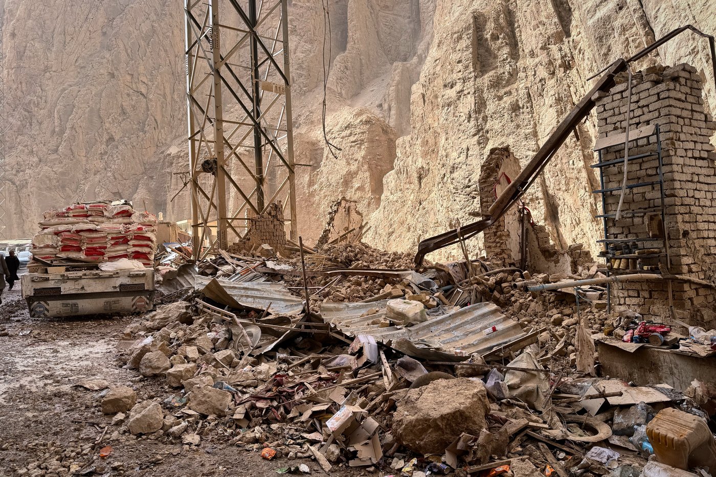 Afghanistan earthquake survivors face cold and rain amid rubble | iNFOnews.ca