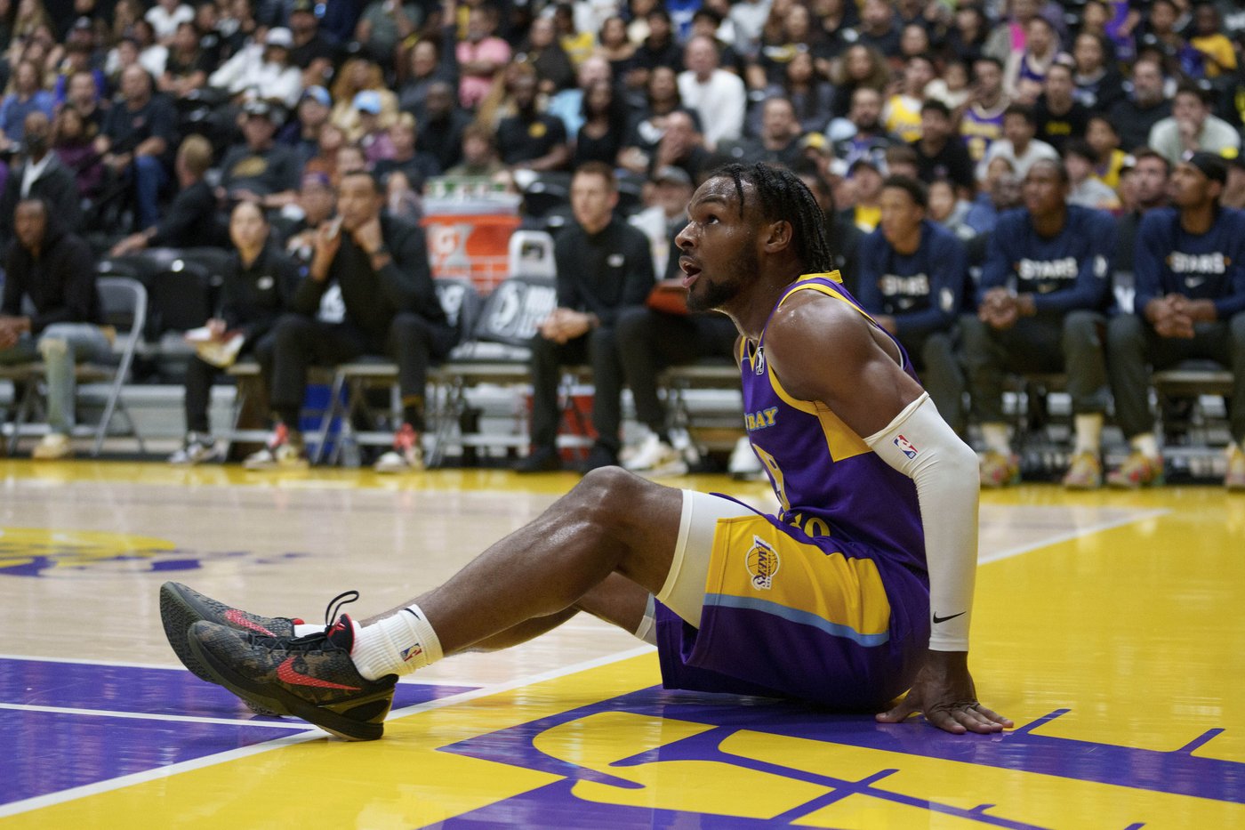 Bronny James scores 6 points in first G-League game as LeBron, Lakers teammates watch courtside | iNFOnews.ca