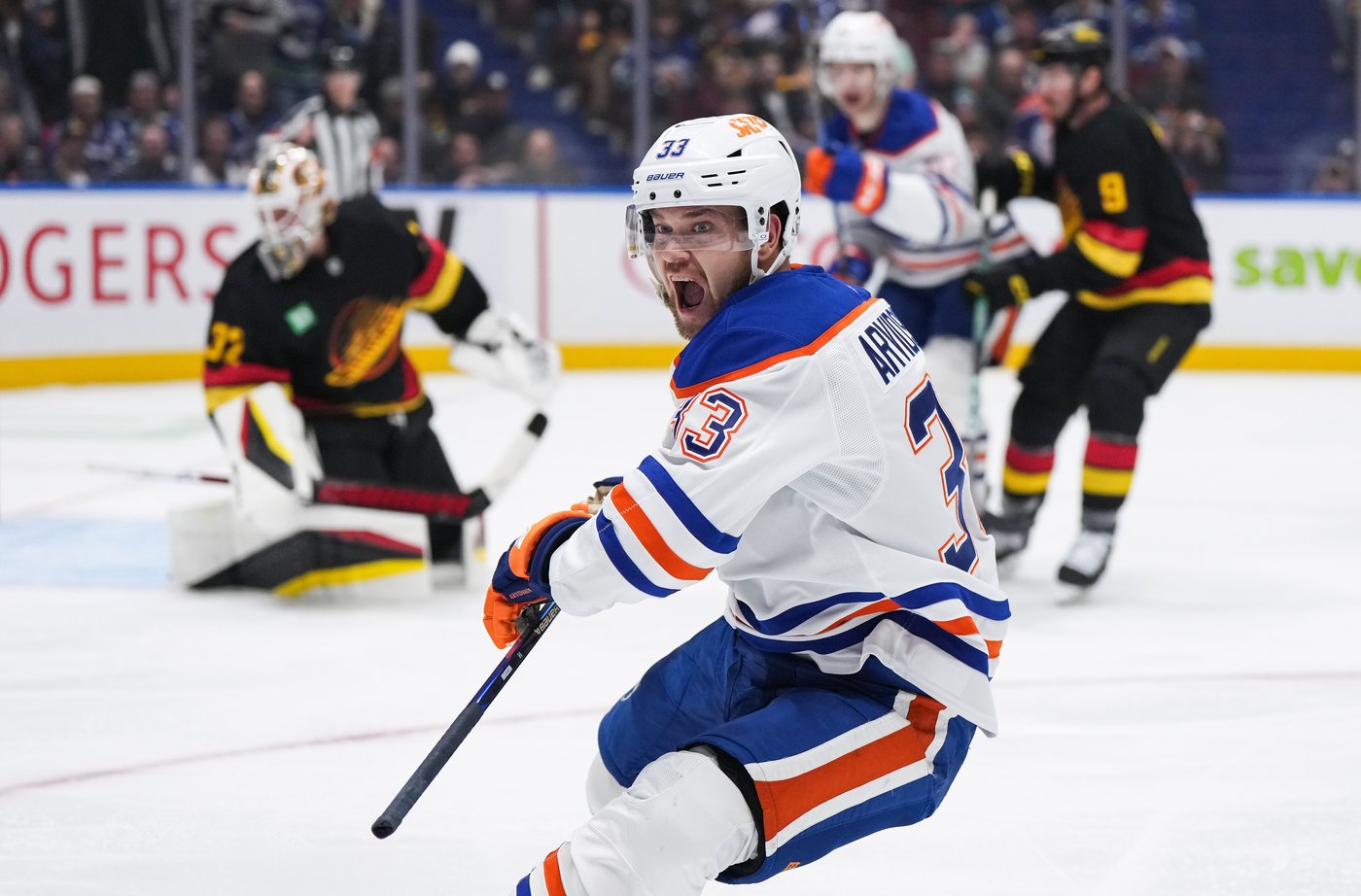 McDavid puts up three points, Edmonton Oilers rout listless Vancouver Canucks 7-3 | iNFOnews.ca