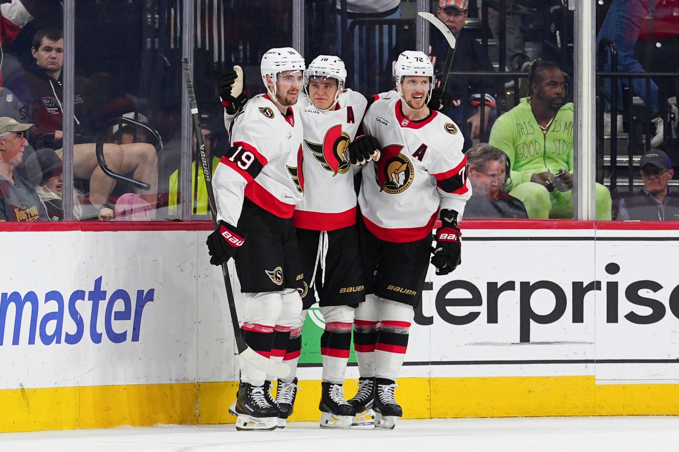 Tim Stutzle scores in overtime to give the Senators a 3-2 win over the Flyers | iNFOnews.ca