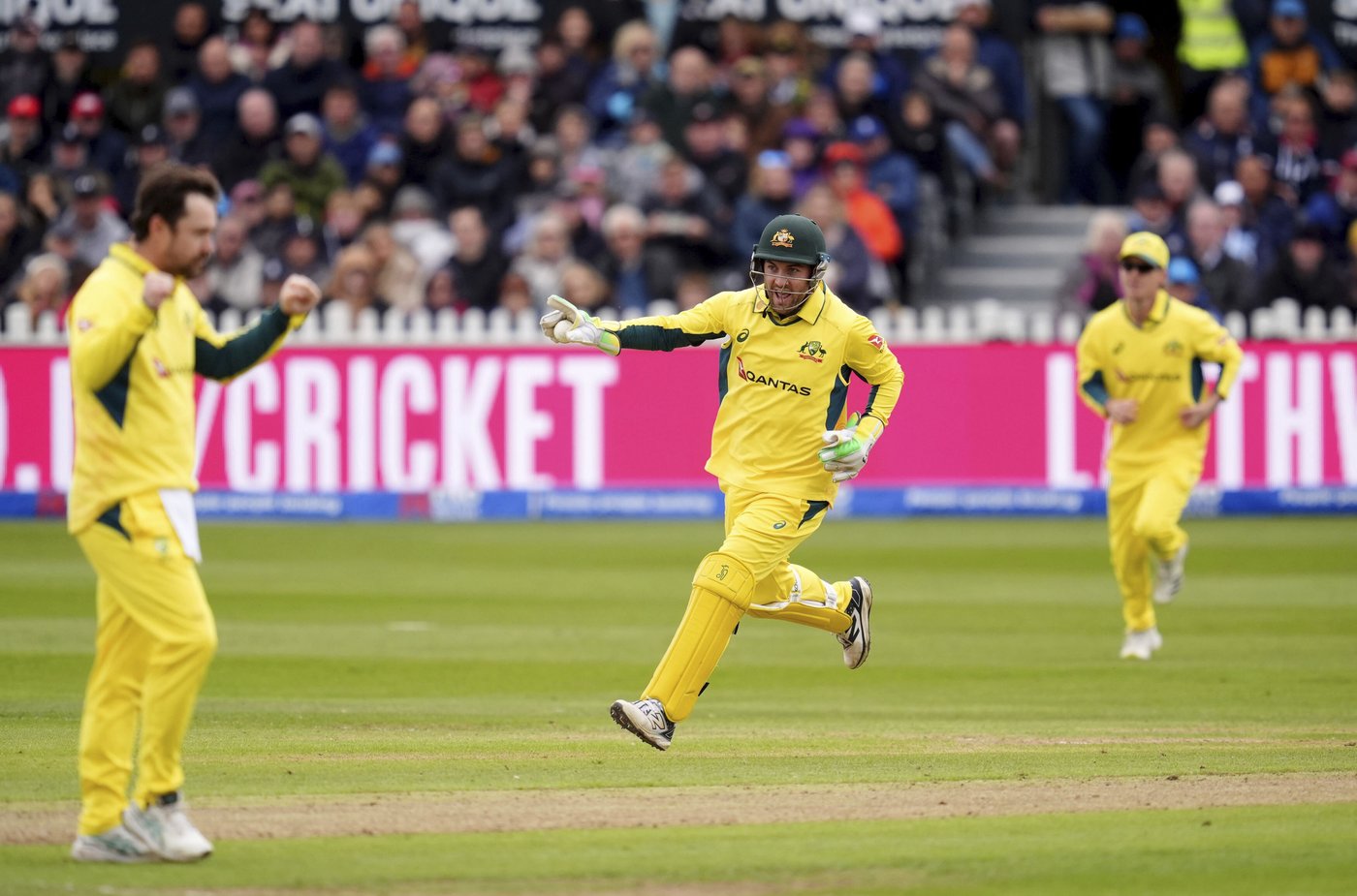 Australia clinches one-day cricket series 3-2 after rain arrives too late for England | iNFOnews.ca