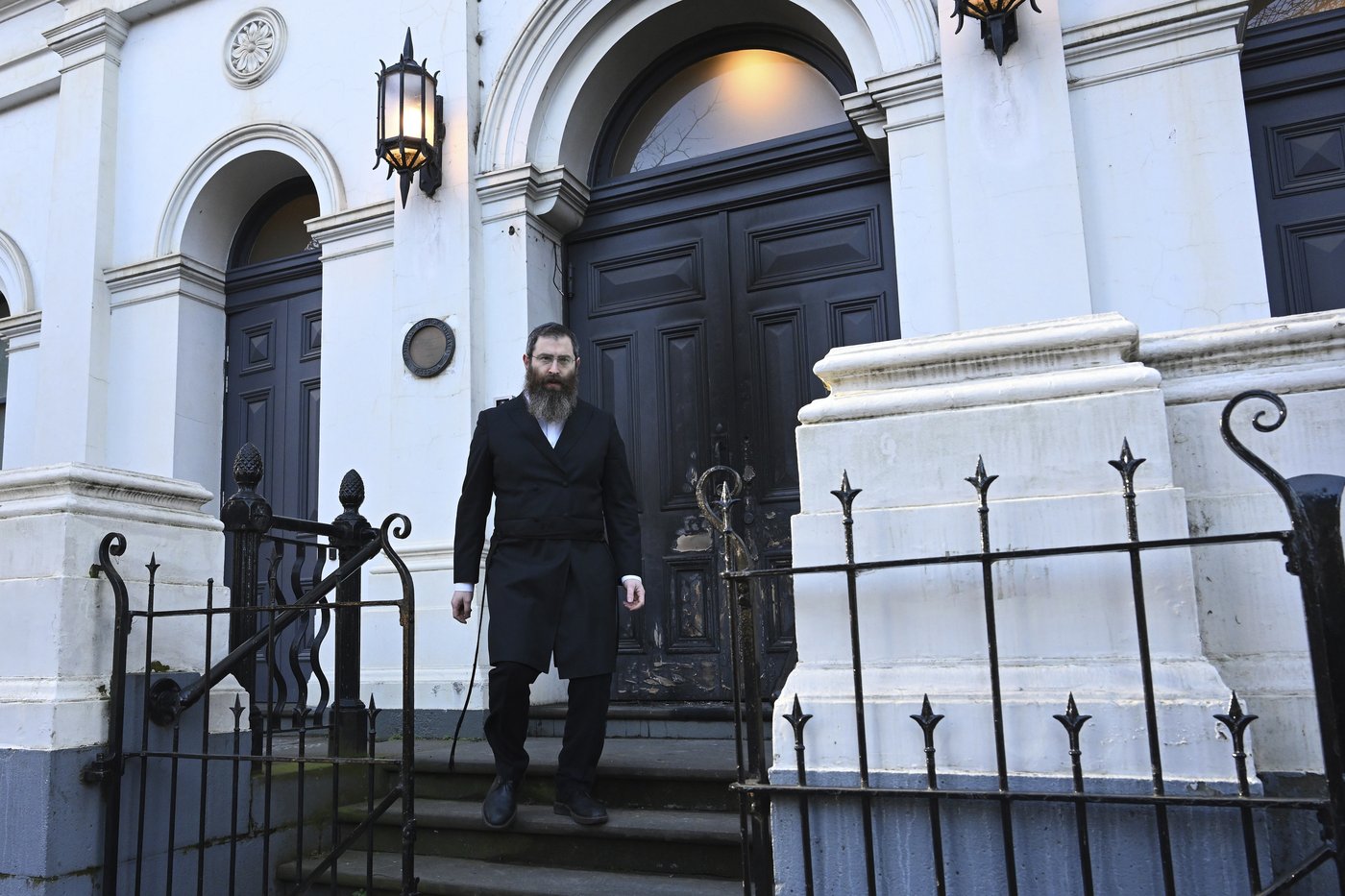 Congregation flees after arsonist sets fire to an Australian synagogue door | iNFOnews.ca
