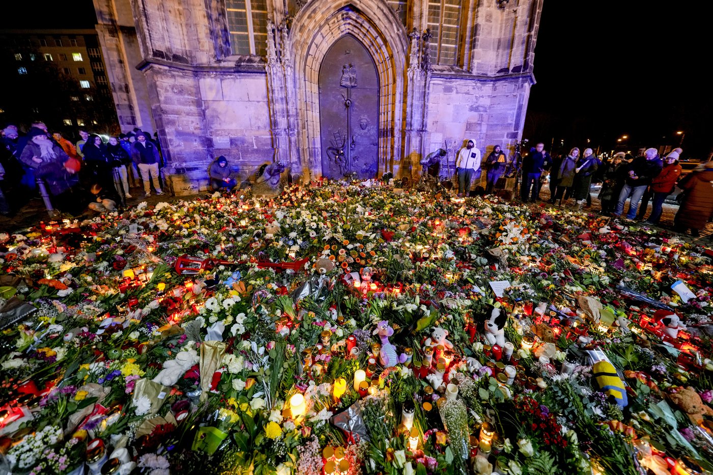 Germans mourn the 5 killed and 200 injured in the apparent attack on a Christmas market | iNFOnews.ca Germans mourn the 5 killed and 200 injured in the apparent attack on a Christmas market | iNFOnews.ca
