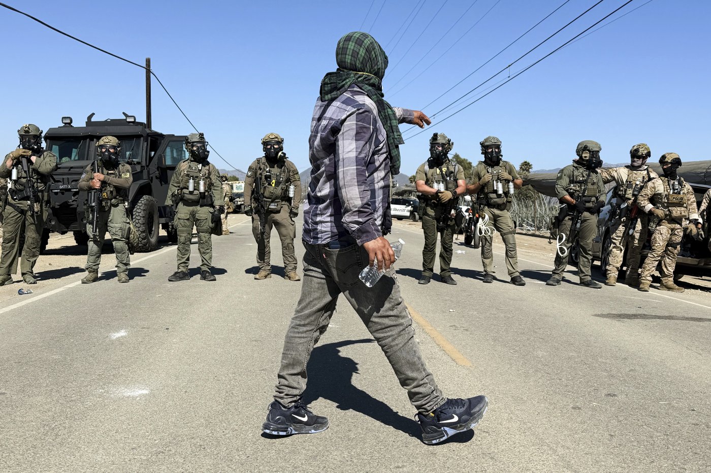Protesters and federal agents clash during raid at Southern California farm | iNFOnews.ca