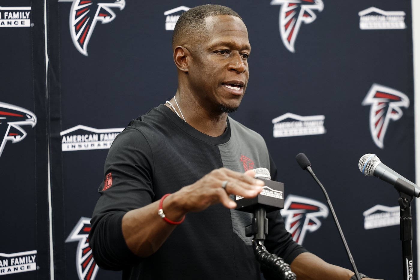 Falcons coach Raheem Morris fires receivers coach Ike Hilliard after shutout loss | iNFOnews.ca