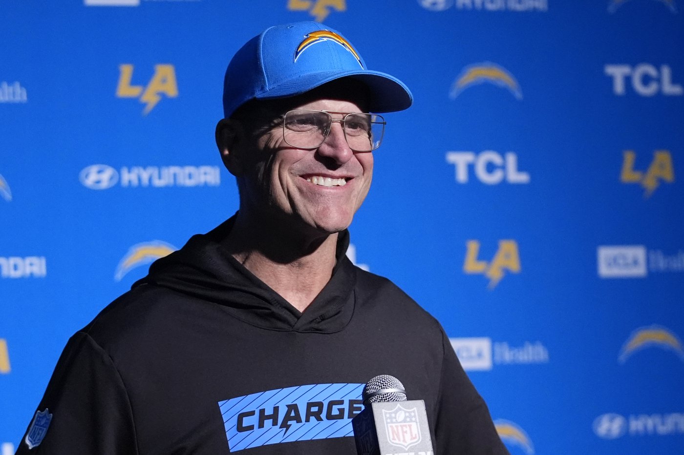 Herbert tosses 3 TD passes and Chargers secure a playoff spot with a 40-7 rout of Patriots | iNFOnews.ca