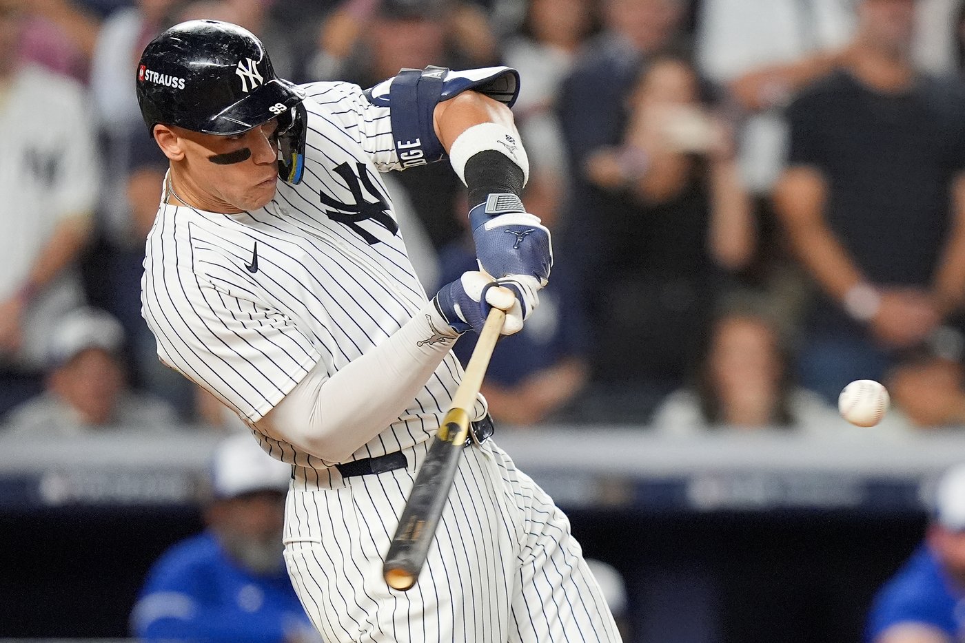 Judge rallies Yankees past Blue Jays 9-6 to avert ALDS sweep | iNFOnews.ca