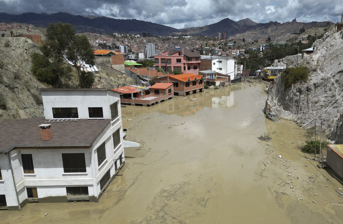 Heavy rains in Bolivia send mud crashing into the capital, leaving 1 missing and destroying homes | iNFOnews.ca Heavy rains in Bolivia send mud crashing into the capital, leaving 1 missing and destroying homes | iNFOnews.ca