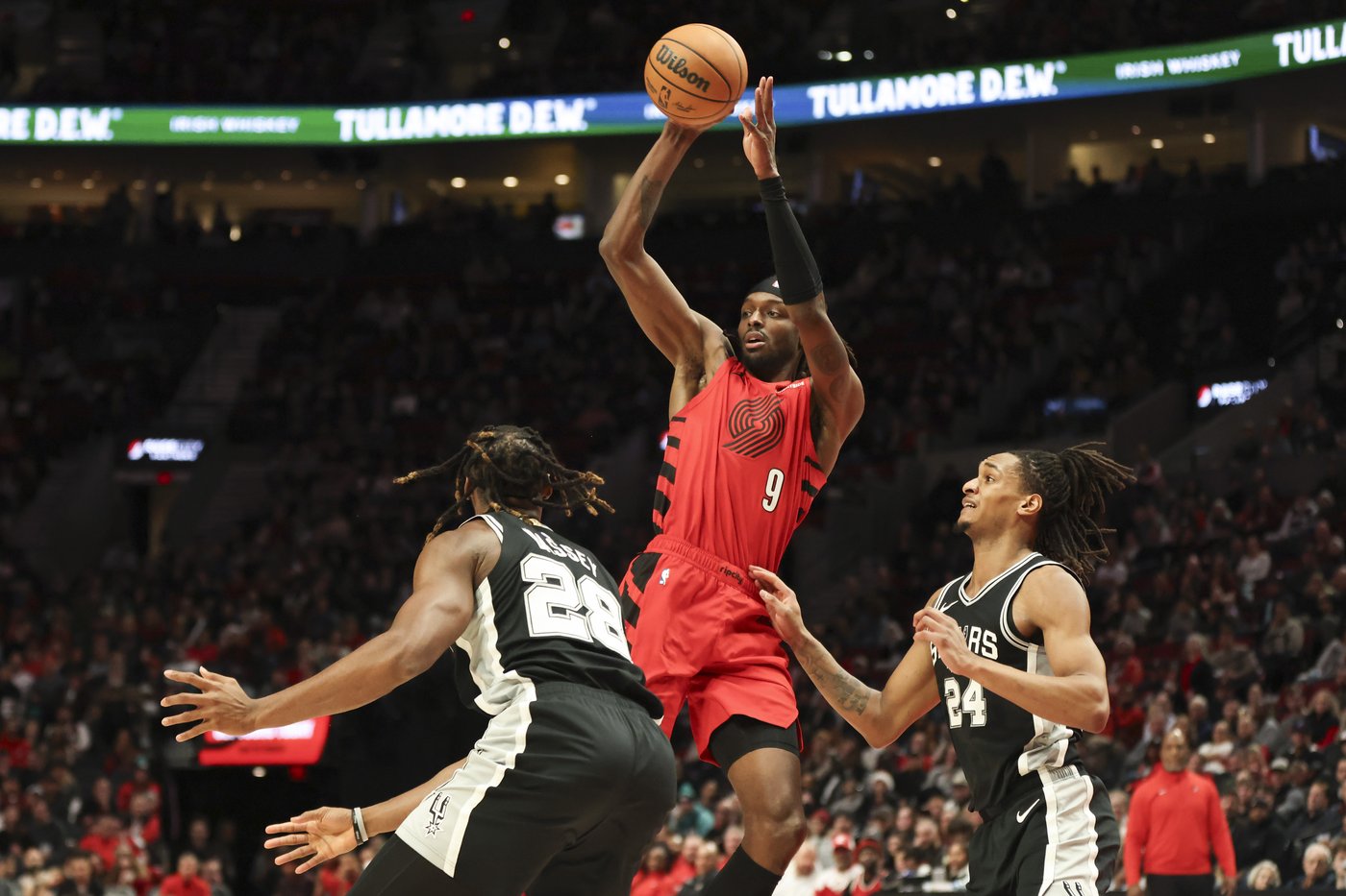Wembanyama makes 2 free throws with 2.1 seconds left in Spurs' 118-116 win over Trail Blazers | iNFOnews.ca