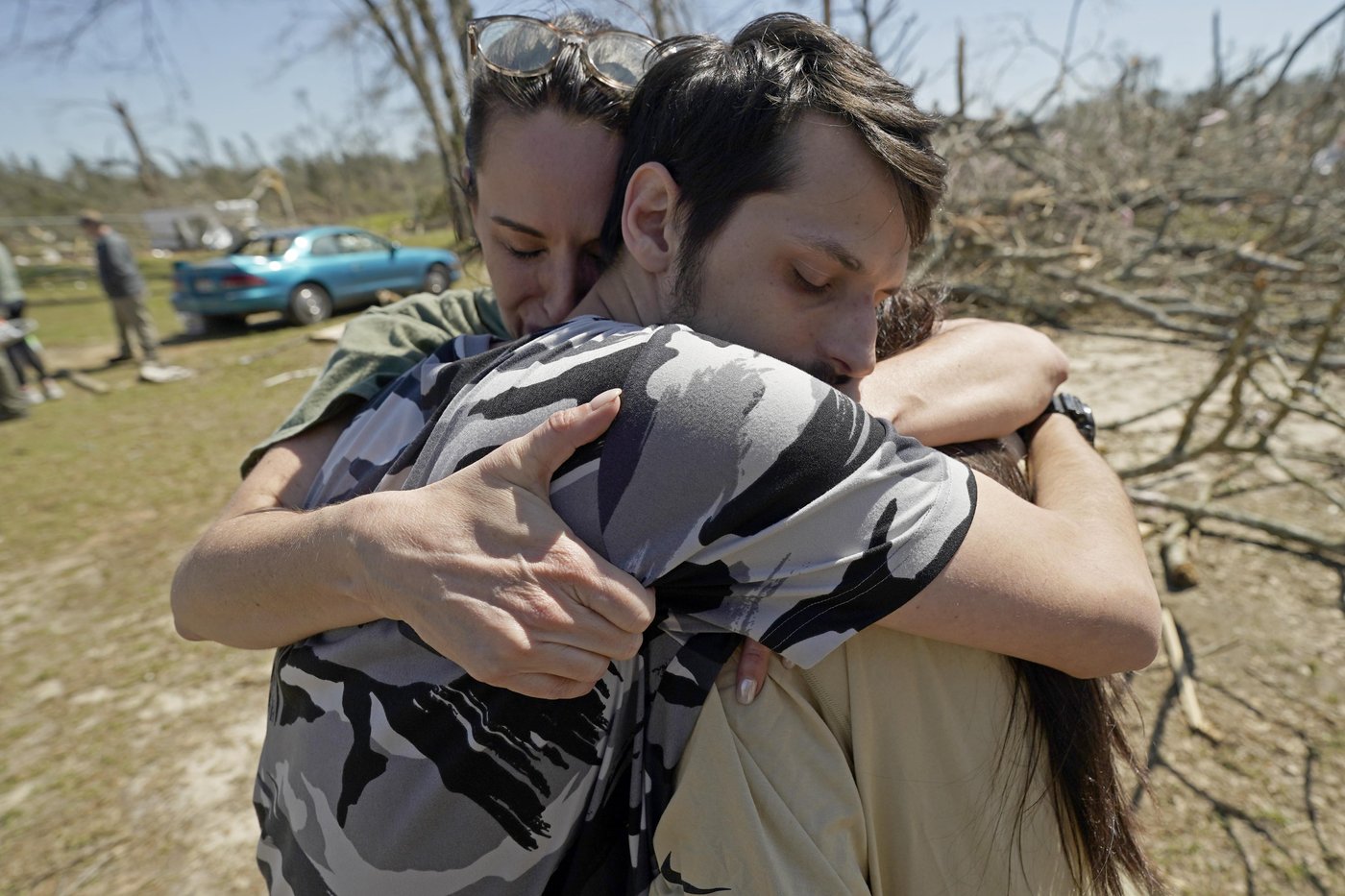 Residents pick up the pieces after devastating storms scour the US South and Midwest | iNFOnews.ca
