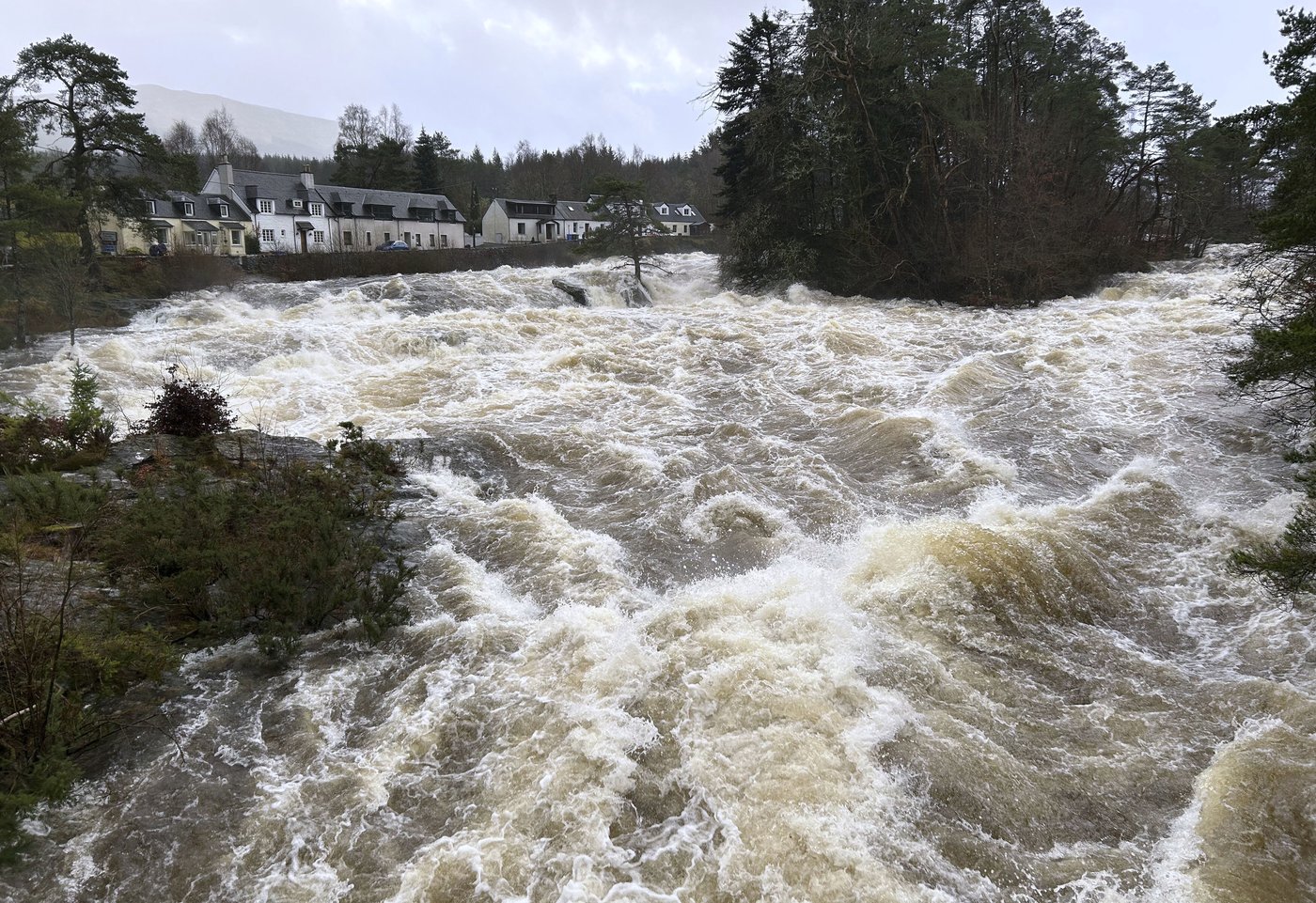 Wind, rain and the threat of floods play the spoiler for New Year's festivities in the UK | iNFOnews.ca Wind, rain and the threat of floods play the spoiler for New Year's festivities in the UK | iNFOnews.ca