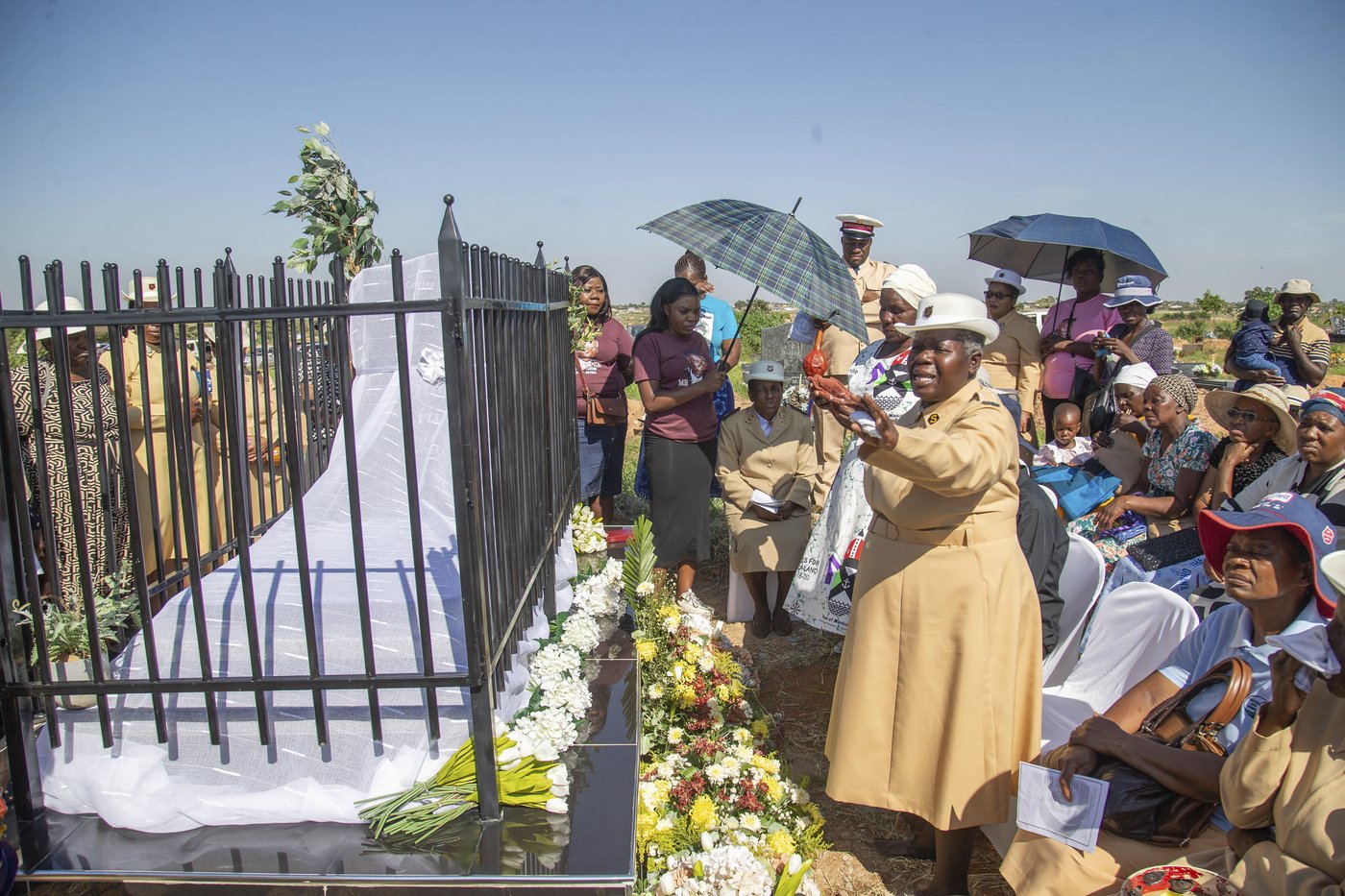 It's the holidays in Zimbabwe. Time to celebrate by unveiling a family tombstone | iNFOnews.ca It's the holidays in Zimbabwe. Time to celebrate by unveiling a family tombstone | iNFOnews.ca