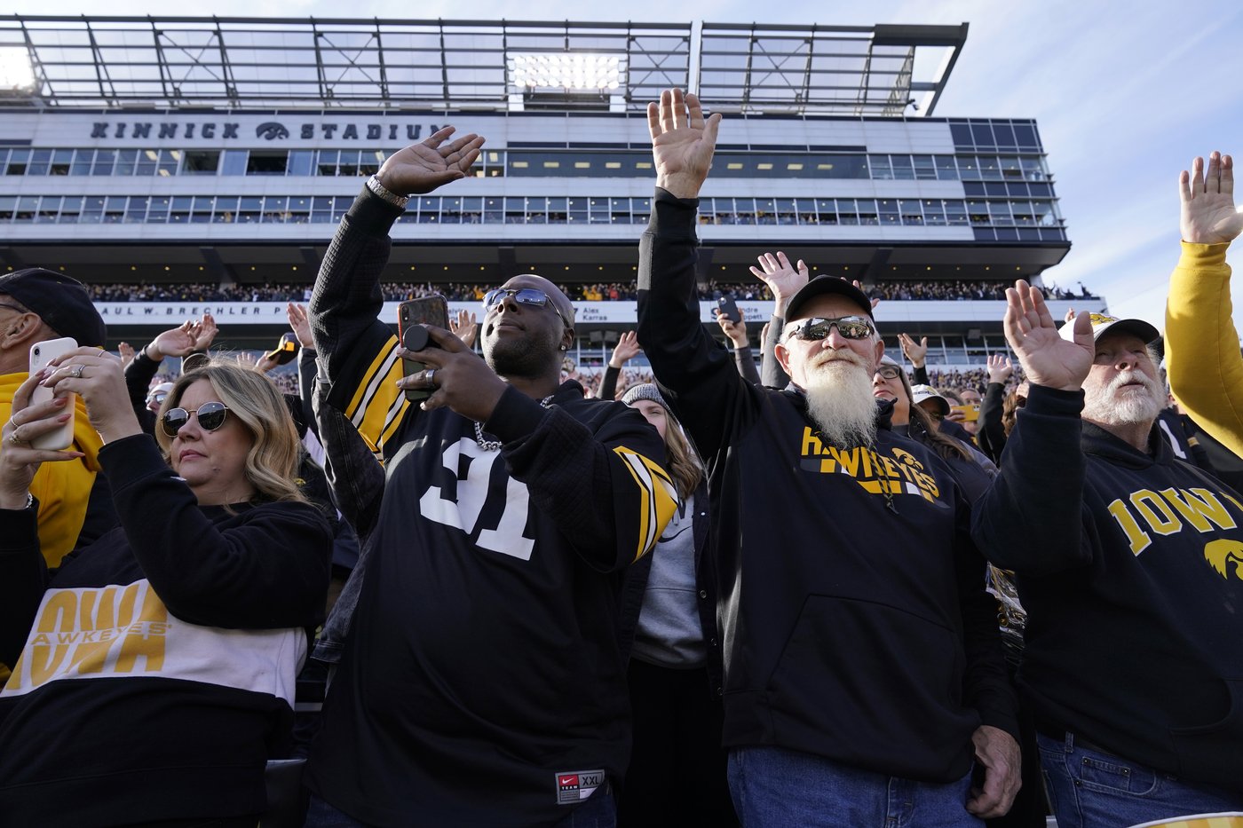College football traditions: 'Hawkeye Wave' bonds everyone in stadium with kids in adjacent hospital | iNFOnews.ca College football traditions: 'Hawkeye Wave' bonds everyone in stadium with kids in adjacent hospital | iNFOnews.ca