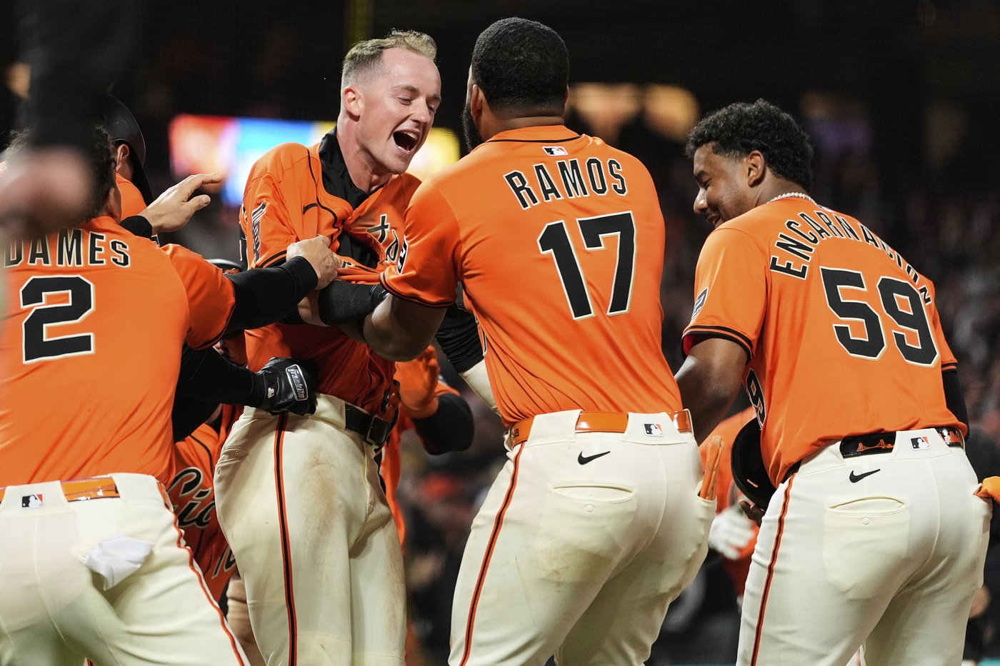 Giants beat the slumping Braves 5-4 in 10 innings on a wild pitch | iNFOnews.ca