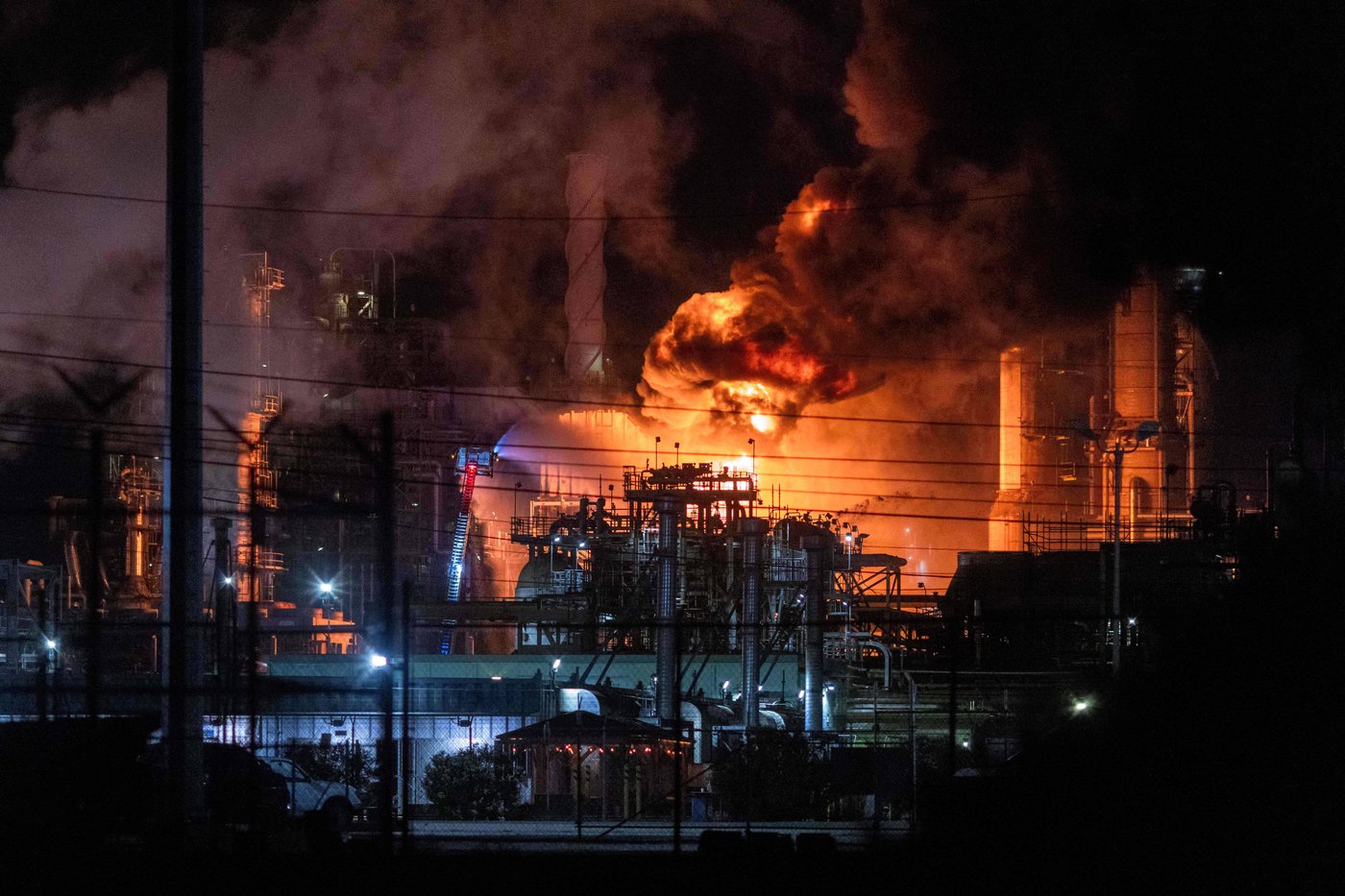 Massive fire erupts at Chevron refinery near Los Angeles | iNFOnews.ca Massive fire erupts at Chevron refinery near Los Angeles | iNFOnews.ca