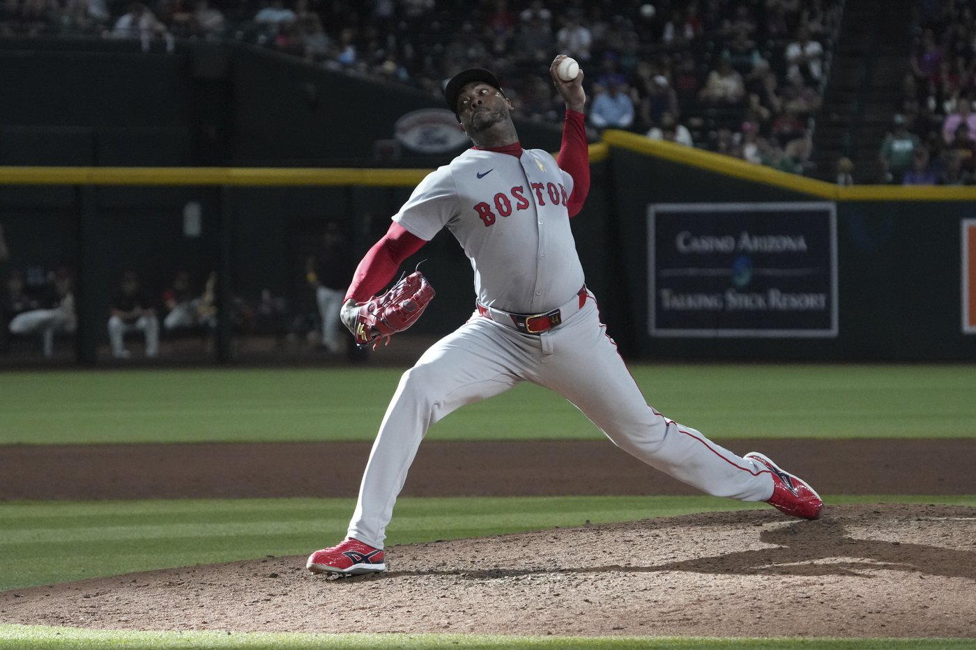 Details of Aroldis Chapman's $13.3 million, 1-year contract with the Boston Red Sox for 2026 | iNFOnews.ca