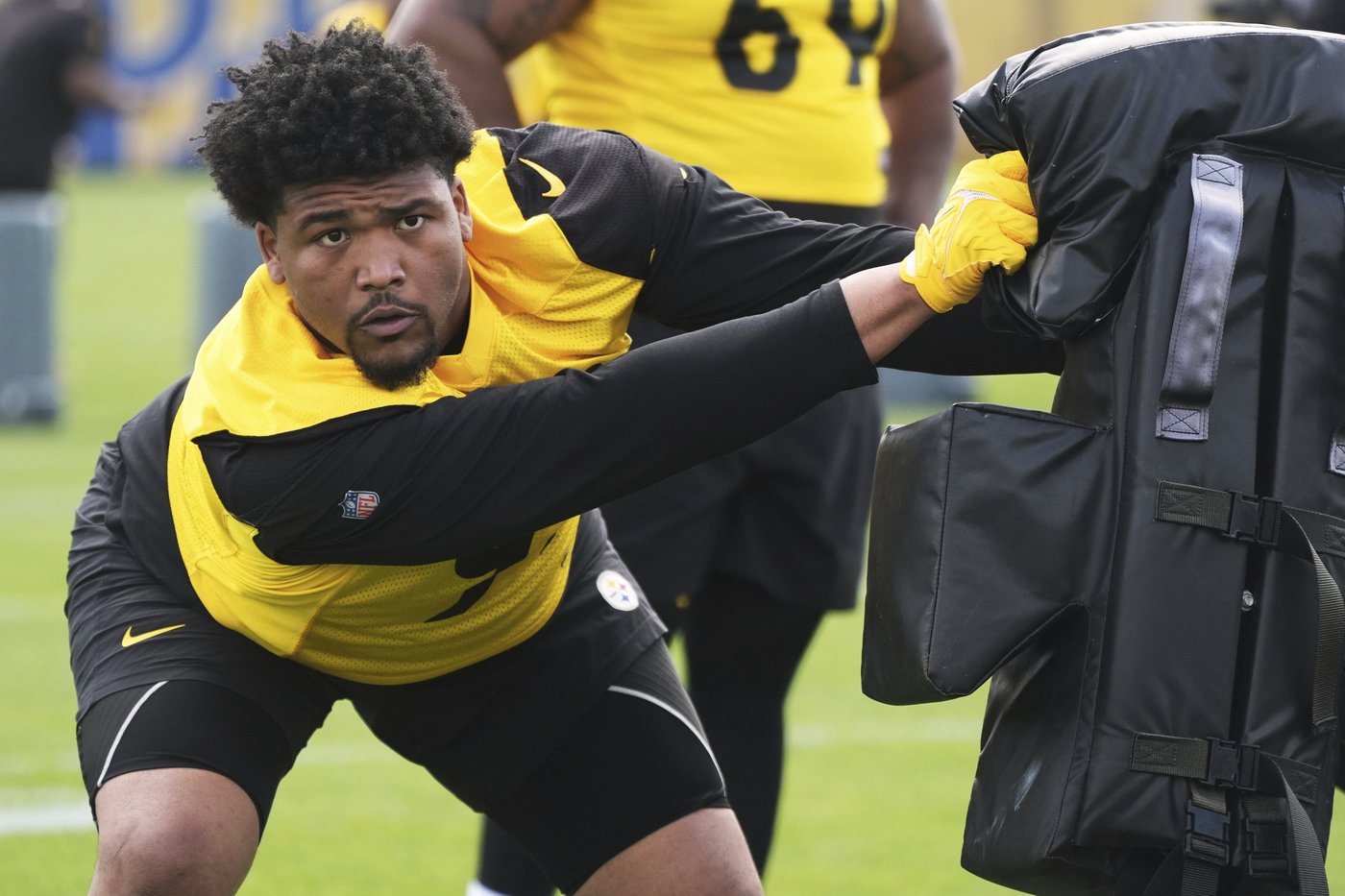 Steelers 1st-round pick Harmon balancing joy of being a pro with grief over the death of his mom | iNFOnews.ca