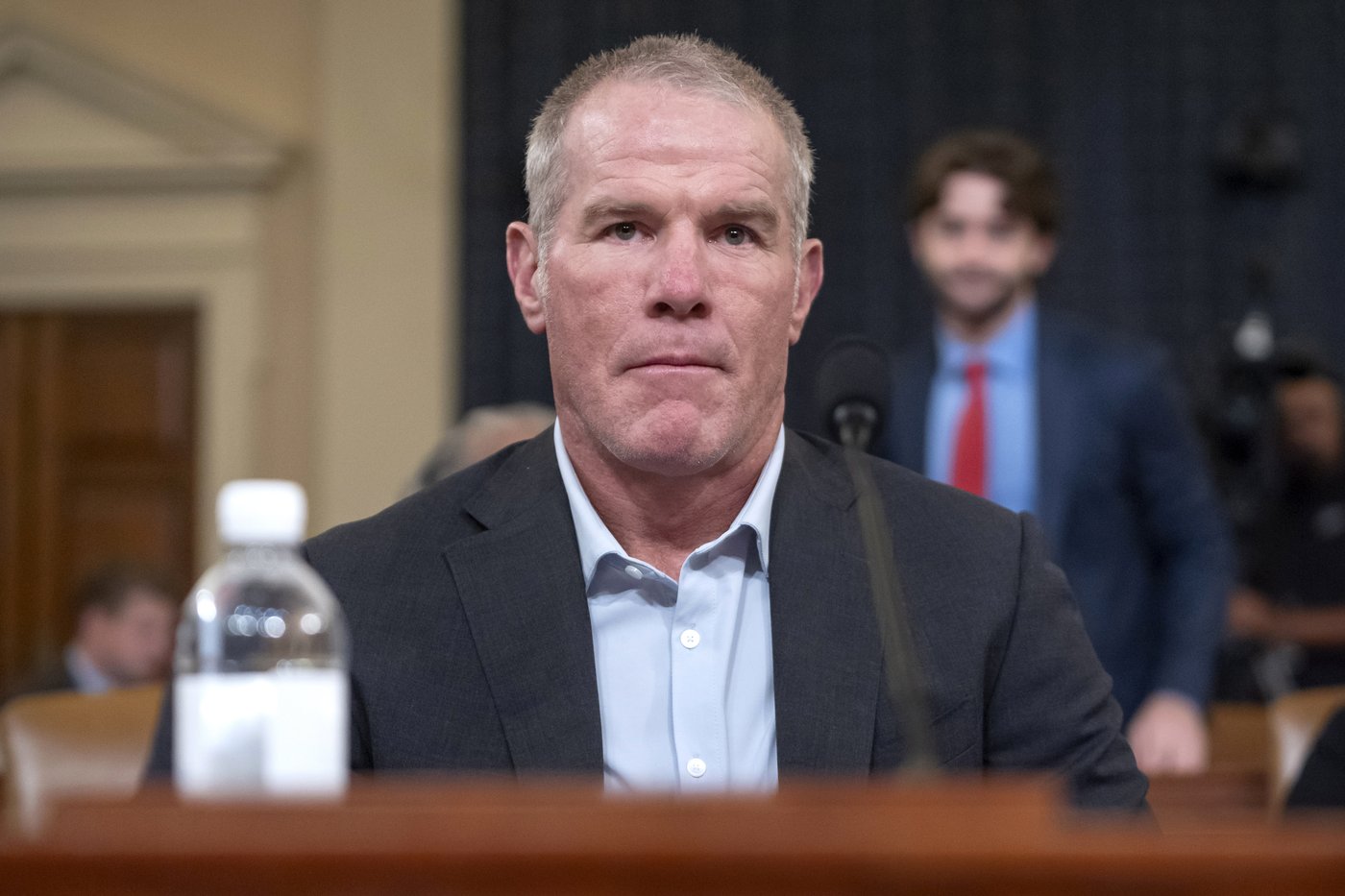 Retired NFL quarterback Brett Favre says he has Parkinson's disease | iNFOnews.ca