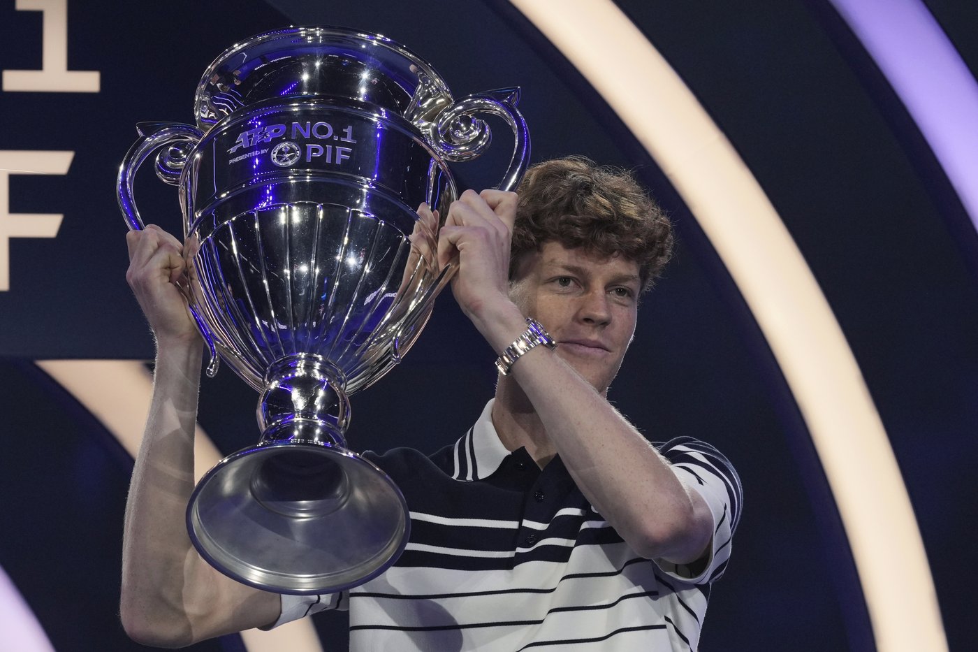 Sinner is awarded the trophy for finishing the year at No. 1 in the ATP rankings | iNFOnews.ca Sinner is awarded the trophy for finishing the year at No. 1 in the ATP rankings | iNFOnews.ca