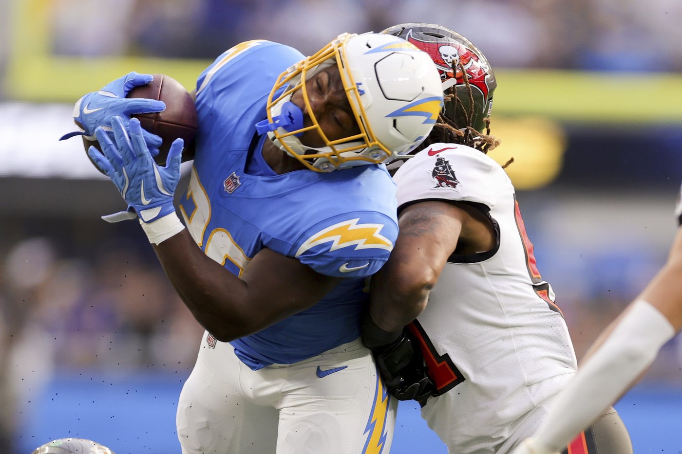 Chargers fall apart in a disastrous second half, capped by Herbert's first interception in 3 months | iNFOnews.ca