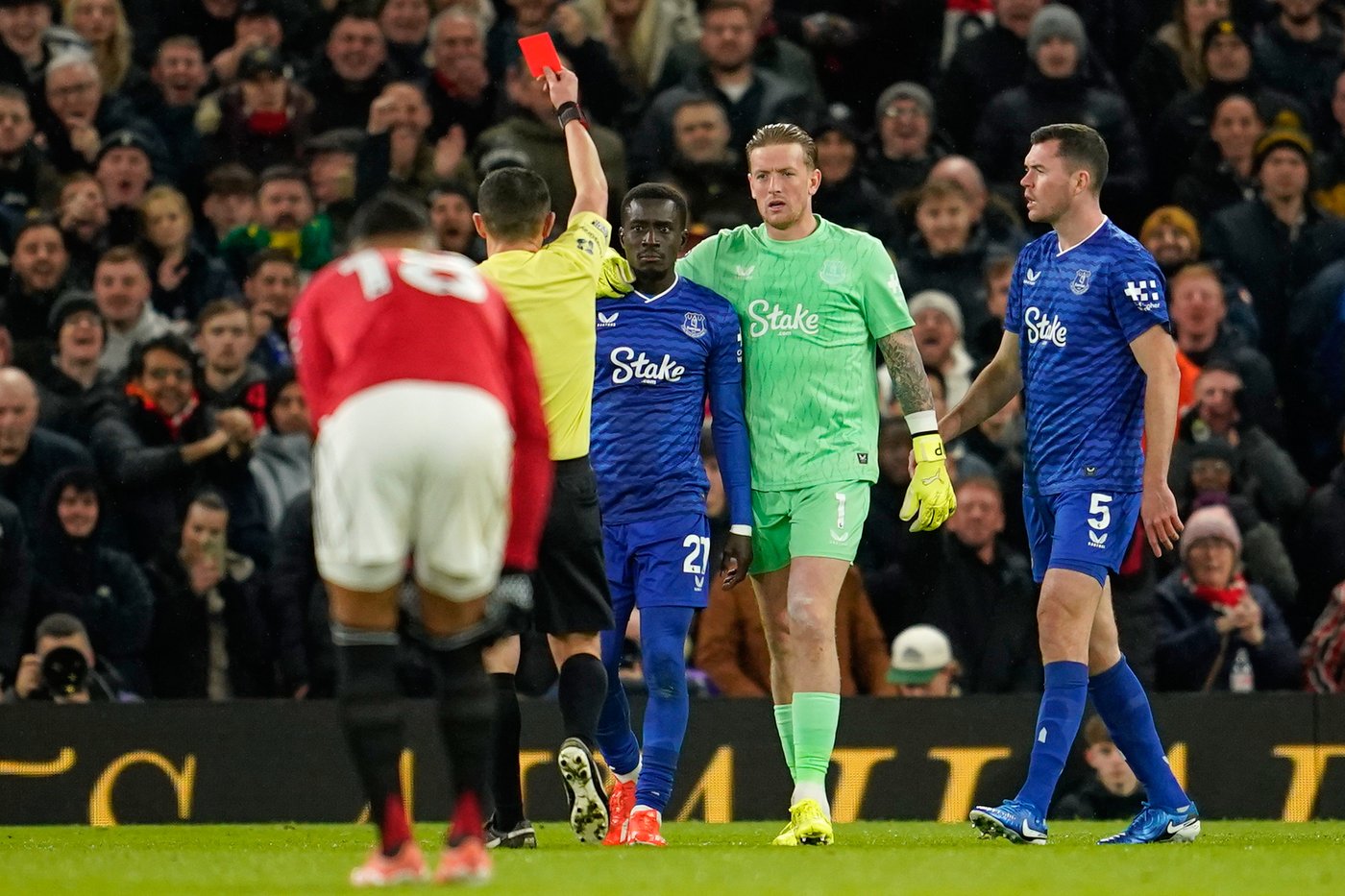 Everton's Gueye sent off for slapping teammate during game against Man United | iNFOnews.ca Everton's Gueye sent off for slapping teammate during game against Man United | iNFOnews.ca